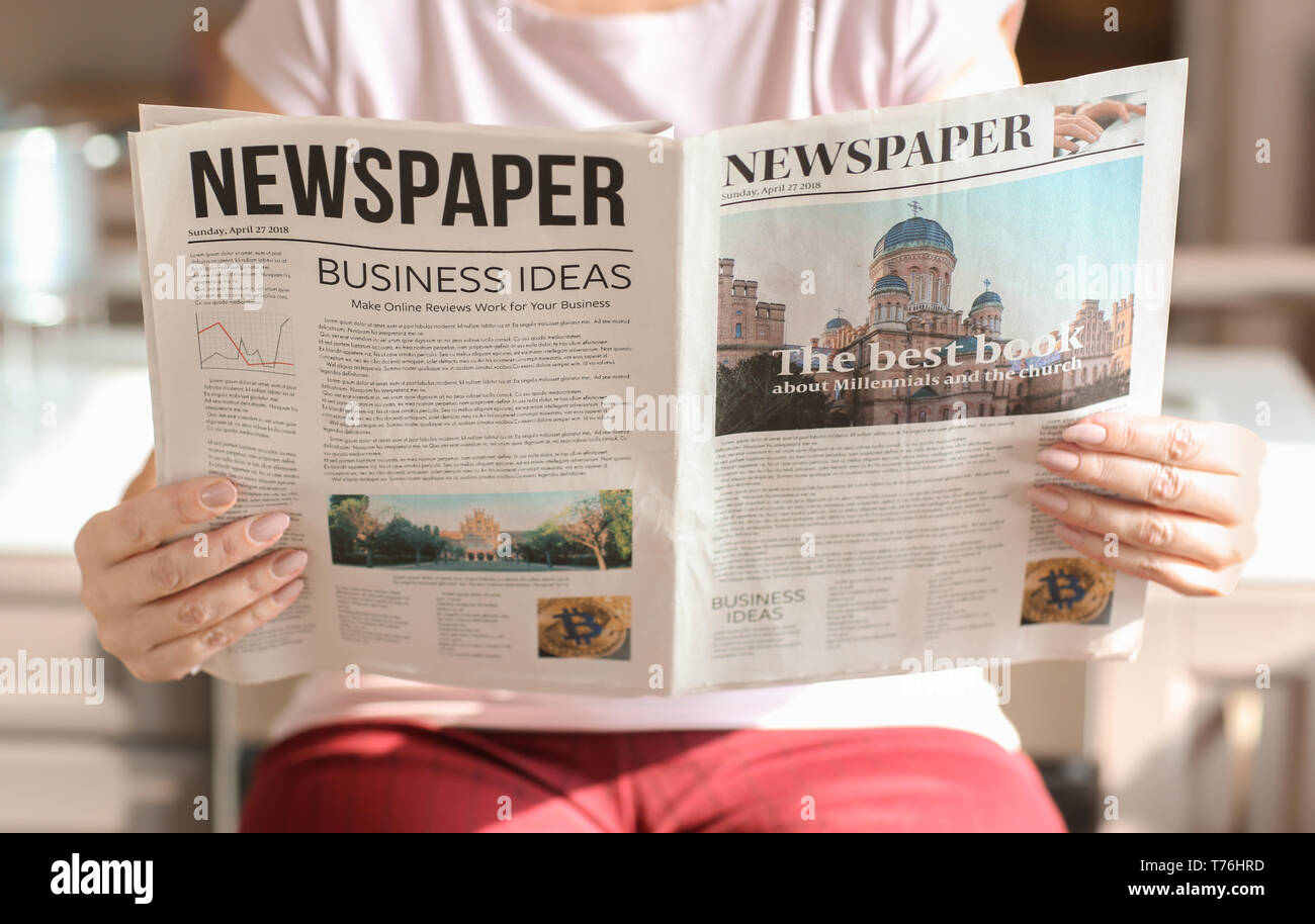 Reife Frau lesen Zeitung zu Hause Stockfoto