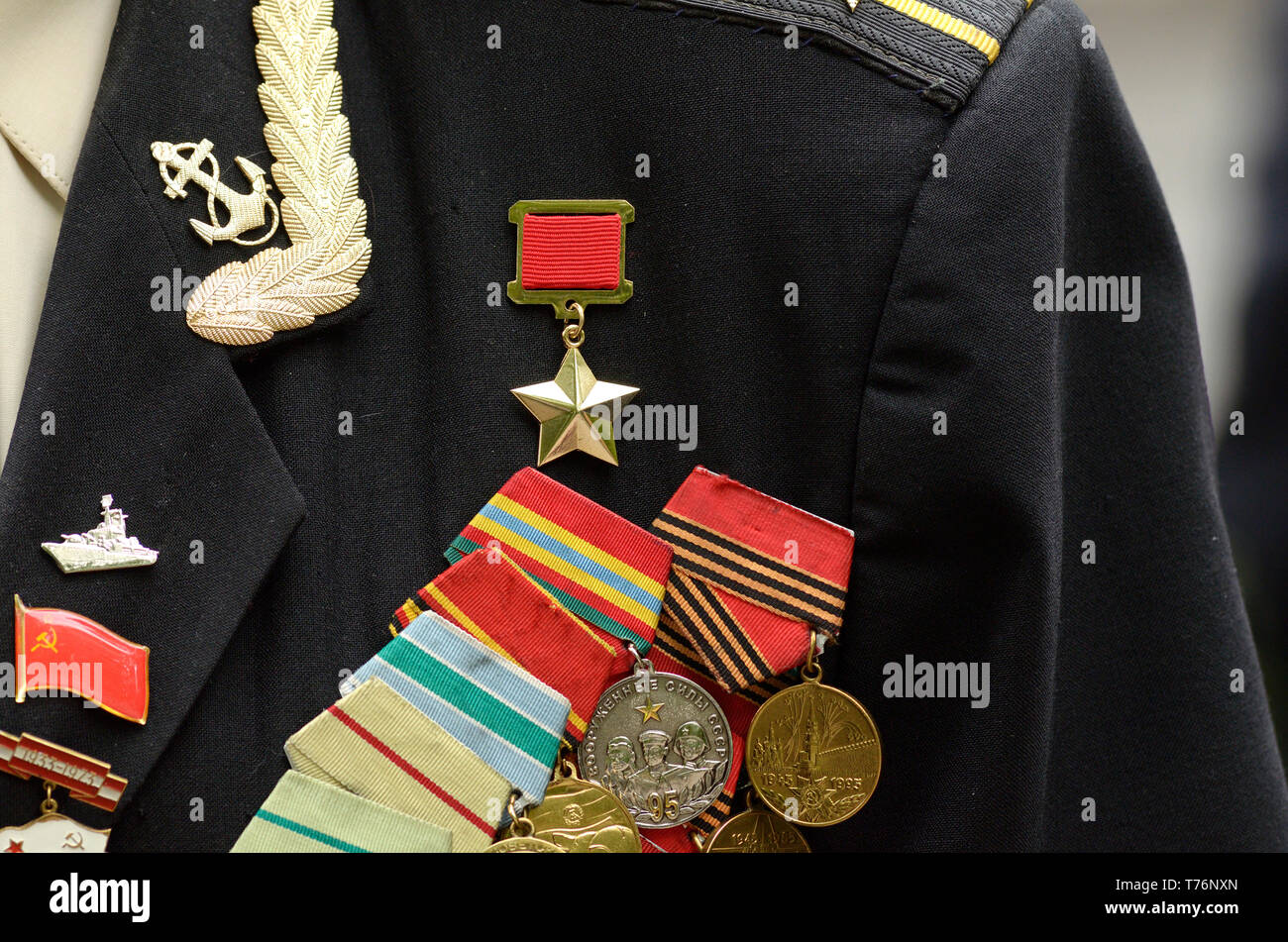 Medaillen und Gold Star Medaille der Held der Sowjetunion auf eine Uniform eines Veteranen des Großen Vaterländischen Krieges. Feier der Tag des Sieges. Mai 9, 2019 Stockfoto