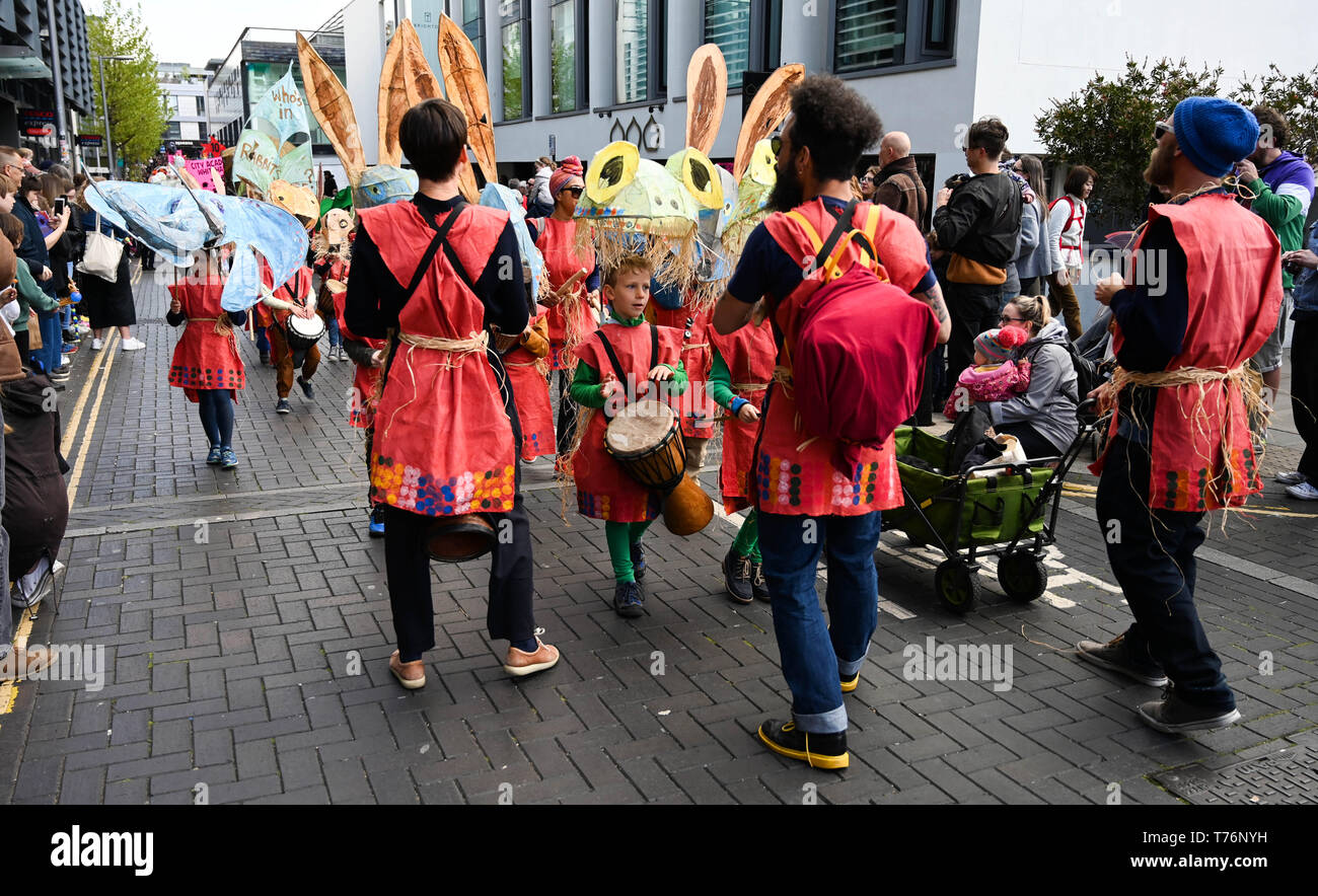 Brighton UK 4. Mai 2019 - Die Waldorfschule in der jährlichen Brighton Festival Kinder Umzug durch die Stadt mit dem Thema "Märchen aus aller Welt". Organisiert von der gleichen Himmel Arts Group die Parade startet traditionell von dem 3 Woche arts Festival mit diesem Jahre Gast Direktor der Singer Songwriter Rokia Traore. Foto: Simon Dack/Alamy leben Nachrichten Stockfoto