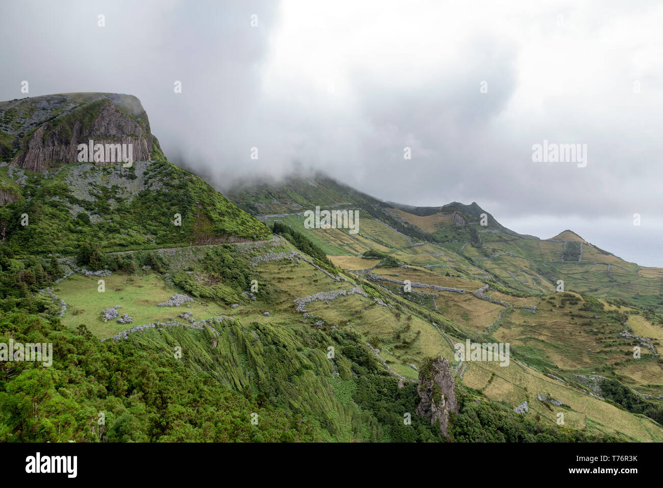 Rocha dos Bardoes Basaltformation in der Nähe von Mosteiros auf Flores Insel der Azoren. Stockfoto