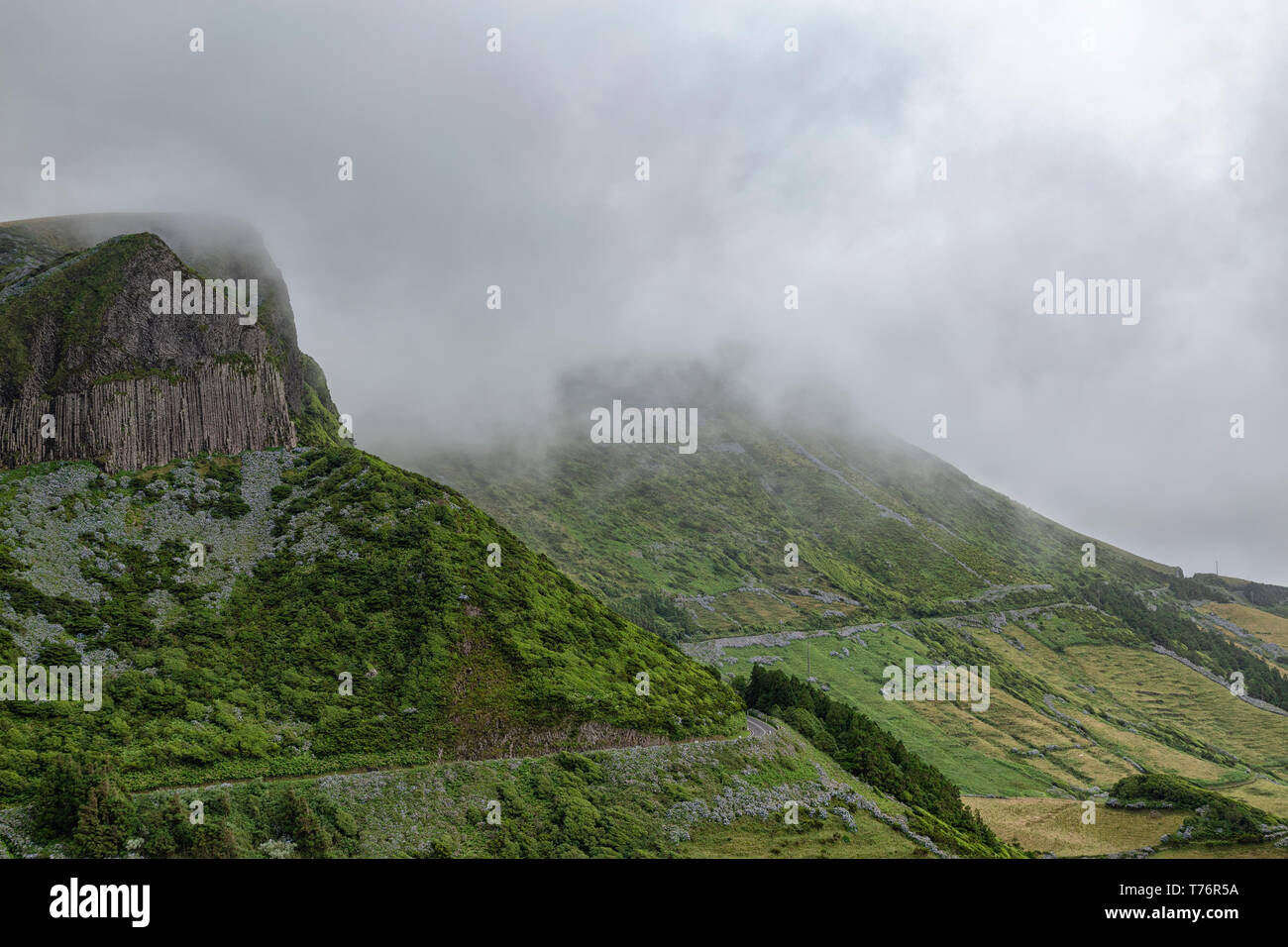 Eine Probefahrt unter Rocha dos Bordoes auf Flores Insel der Azoren. Stockfoto