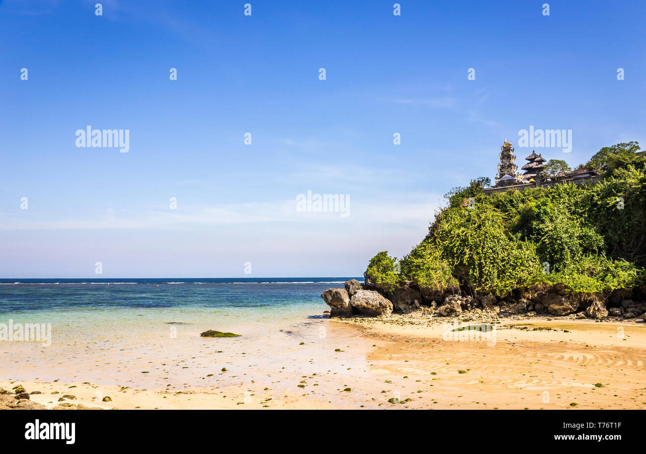 Traditionelle Pura Tempel auf einem Felsen in Geger Beach auf der Insel Bali, Indonesien Stockfoto Traditionelle Pura Tempel auf einem Felsen in Geger Beach auf der Insel Bali, Indonesien Stockfoto