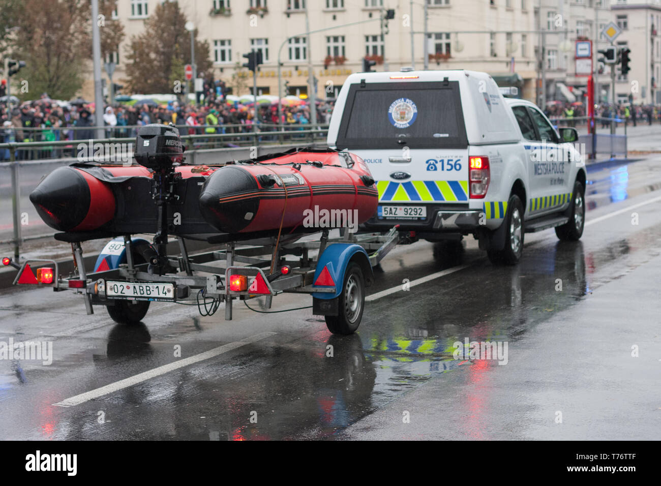 Europäische Straße, Prague-October 28, 2018: Polizei Arbeiter reiten Auto auf Militärparade zum 100. Jahrestag der Gründung der Tschechoslowakei am 28. Oktober Stockfoto