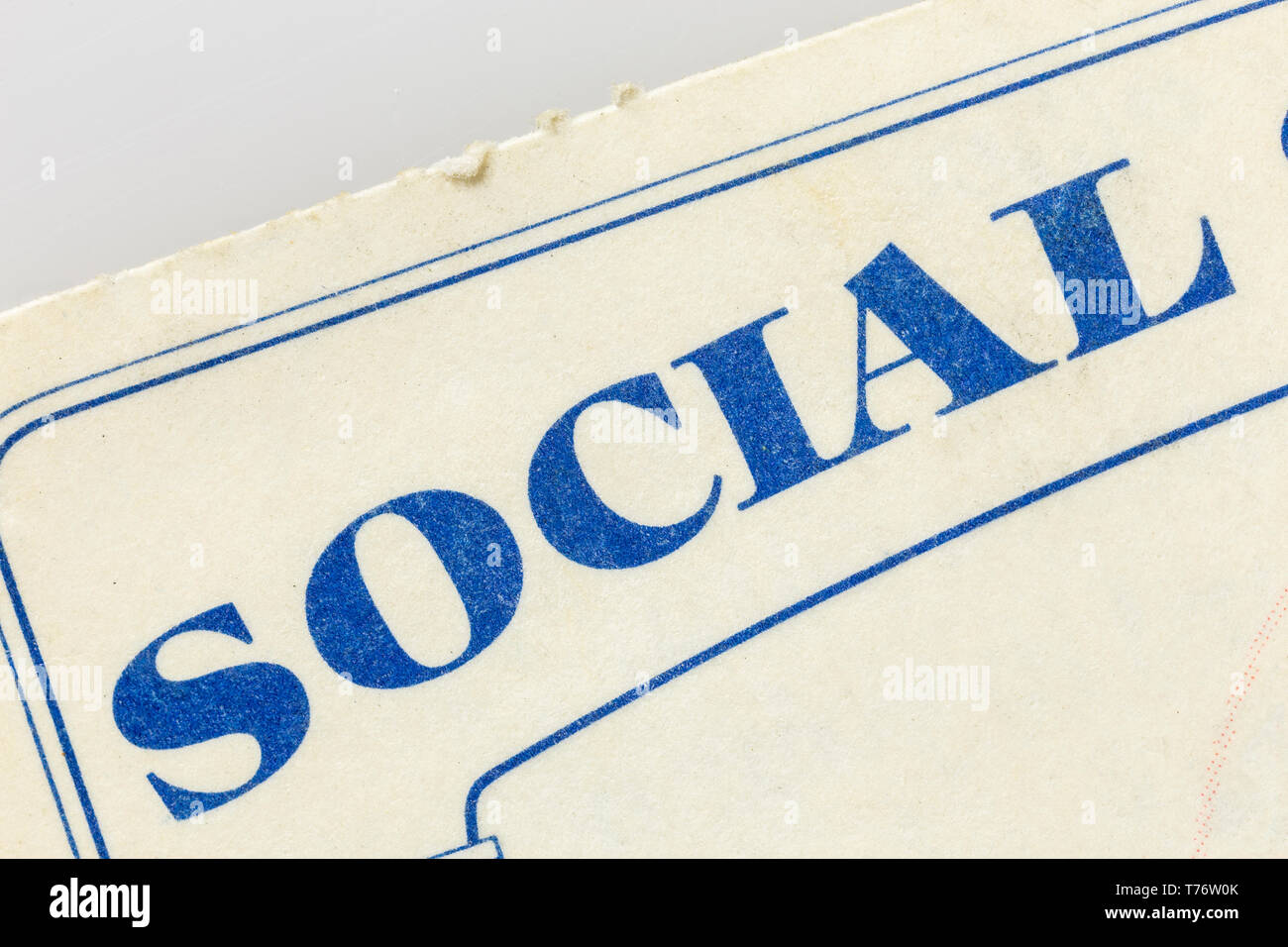 Makro Nahaufnahme Detail des blauen Text auf alte, abgenutzte Social Security Card. Stockfoto