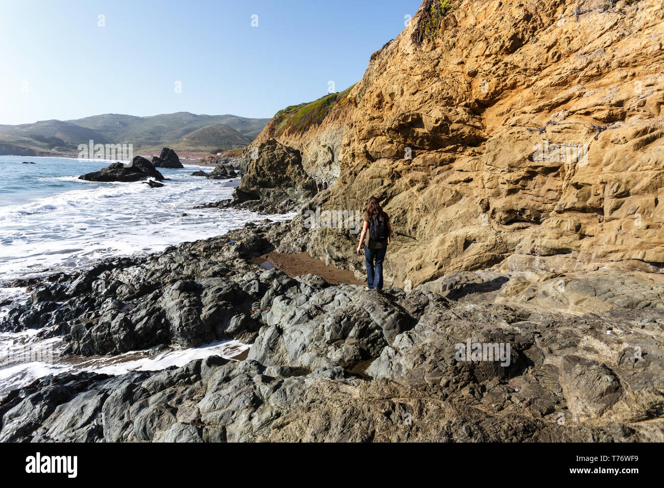 Mädchen erforscht die felsige Küste von Kalifornien in San Francisco. Stockfoto