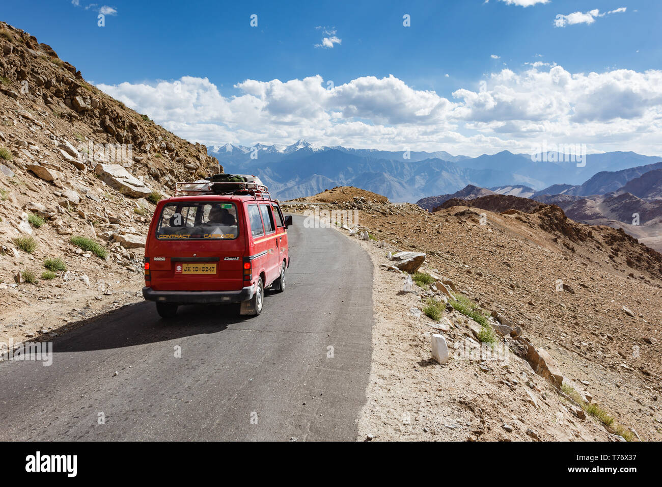 Angesichts der hohen Pass Road in Kaschmir mit Begleitfahrzeug für Radtour Mitfahrer Überquerung der Berge mit dem Fahrrad Stockfoto