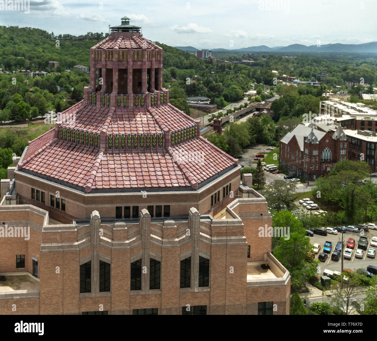 Diese Sicht der Rotunde der Stadt Gebäude und im obersten Stock mit Mt. Zion Missionarsbaptist-kirche und den Bergen, in Asheville, NC, USA Stockfoto