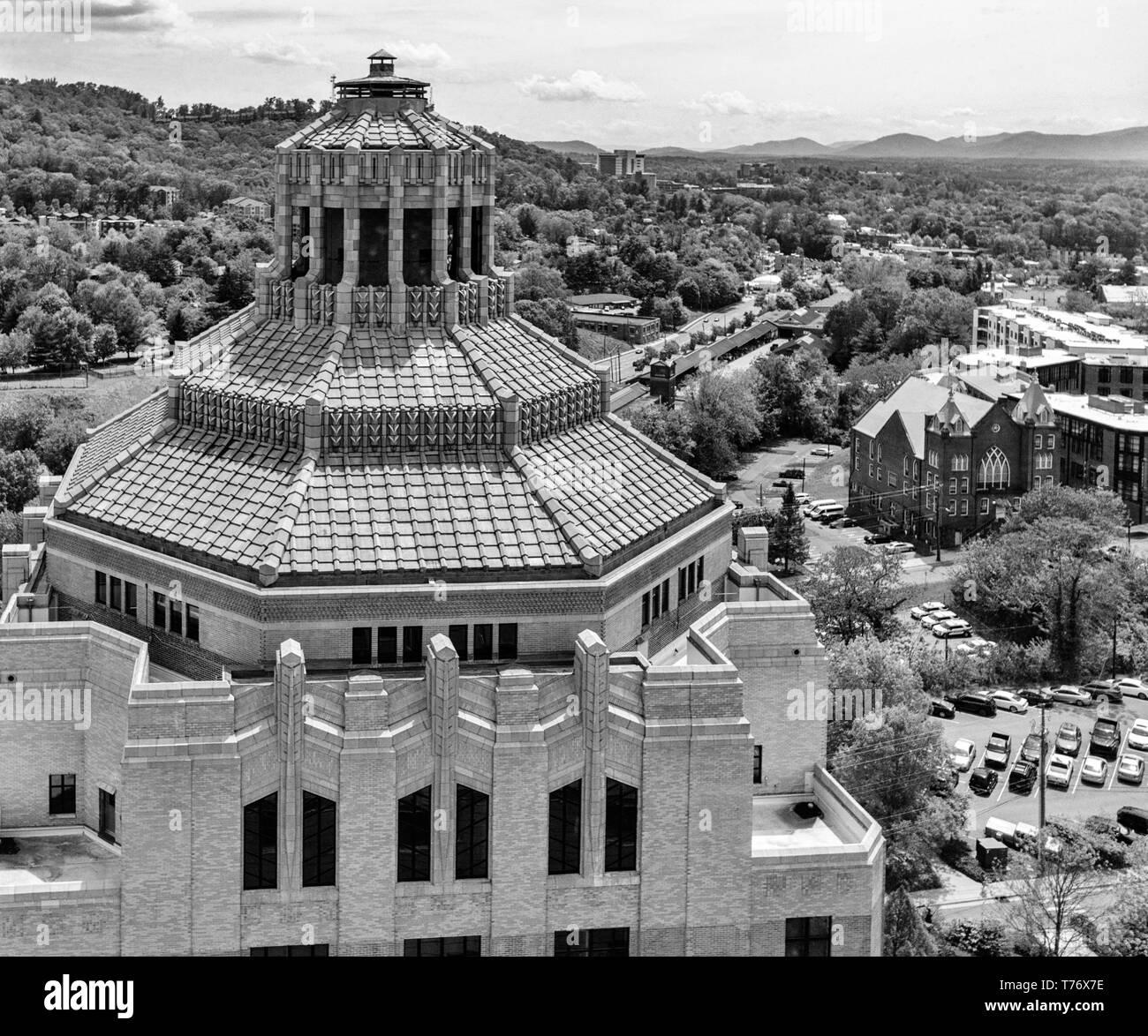 Diese Sicht der Rotunde der Stadt Gebäude und im obersten Stock mit Mt. Zion Missionarsbaptist-kirche und den Bergen, in Asheville, NC, USA Stockfoto