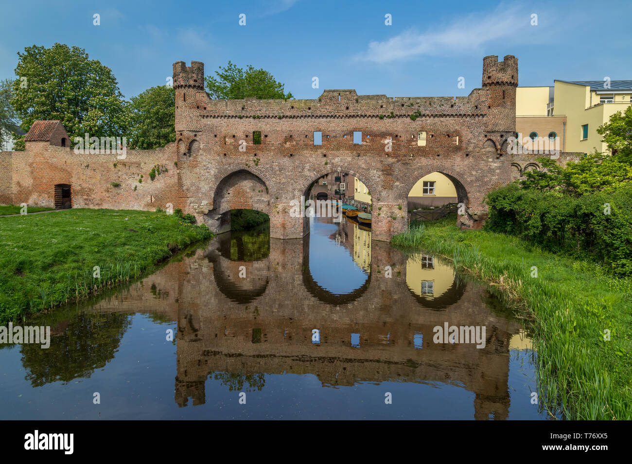Berkelpoort - 14. Jahrhundert wasser Tor in der Stadtmauer über den Fluss Berkel in Hansestadt Zutphen, Niederlande Stockfoto
