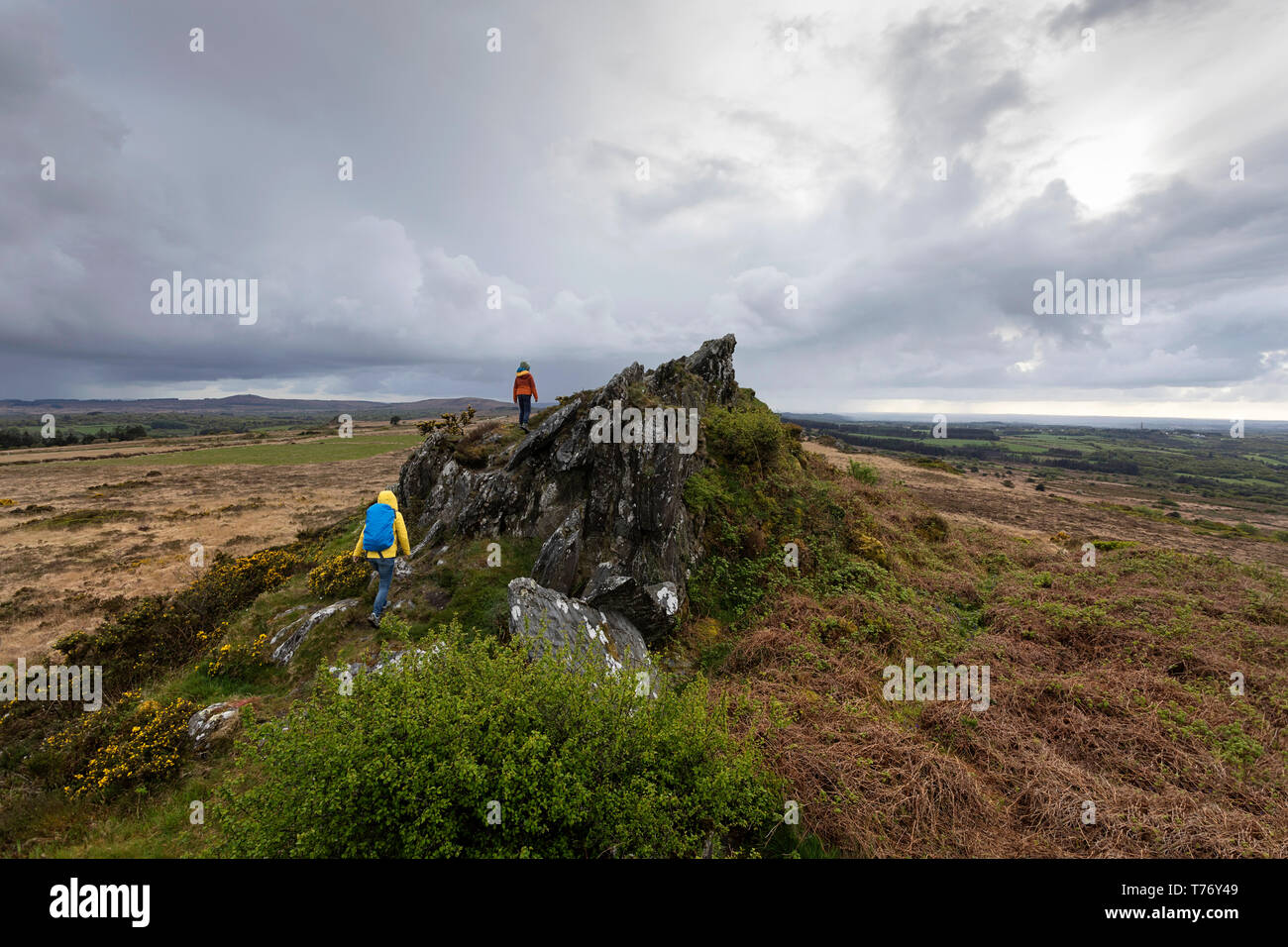 Frankreich, Finistere, Parc Naturel Regional d'Armorique (regionalen Naturpark von Armorique), Plouneour Menez, Mutter und Sohn wandern in den Monts d'Arrée Stockfoto