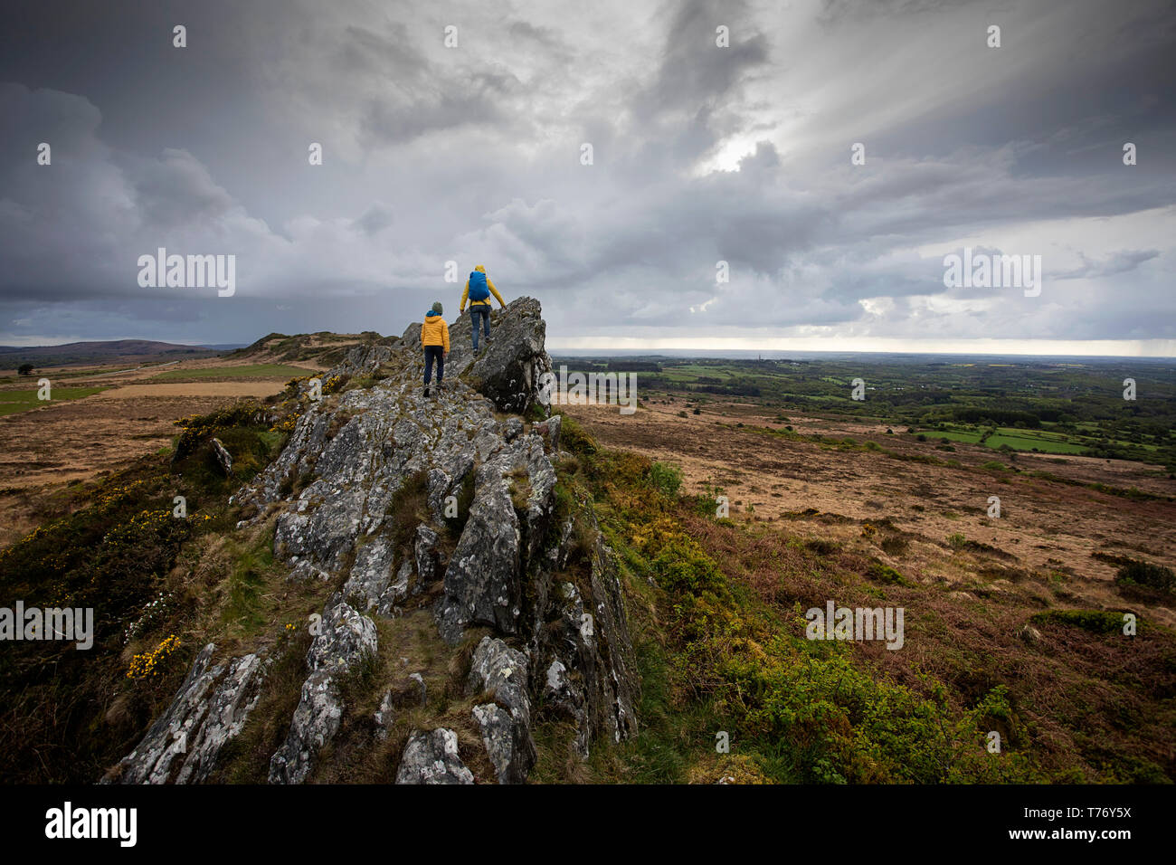 Frankreich, Finistere, Parc Naturel Regional d'Armorique (regionalen Naturpark von Armorique), Plouneour Menez, Mutter und Sohn wandern in den Monts d'Arrée Stockfoto