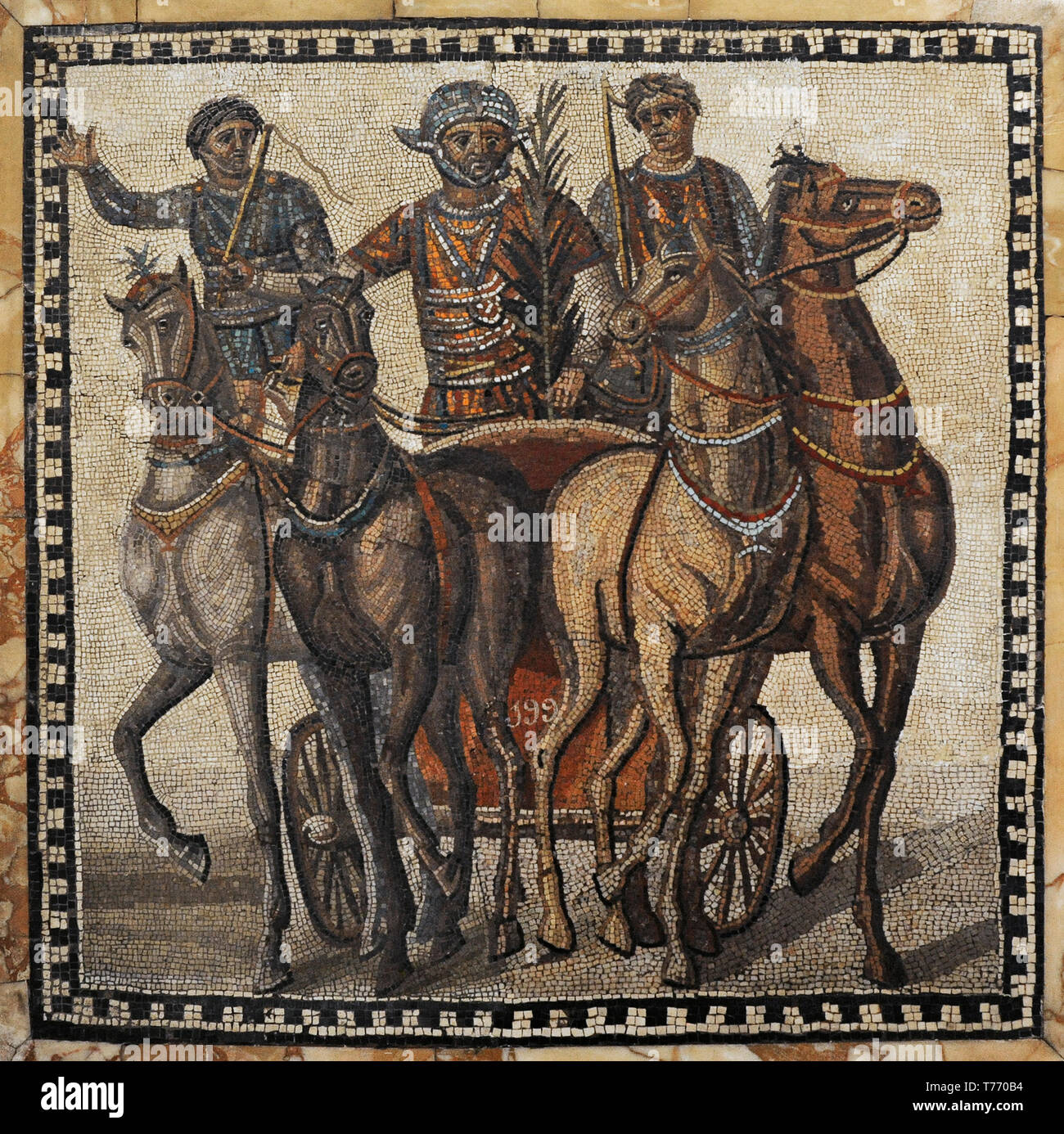 Quadriga Der factio russata. Die auriga Der gewinnenden Mannschaft (rot) wirft die Palme als Symbol des Triumphes. Römische Mosaik. 3. Jahrhundert n. Kalkstein. Von Rom, Italien. Nationalen Archäologischen Museum. Madrid. Stockfoto