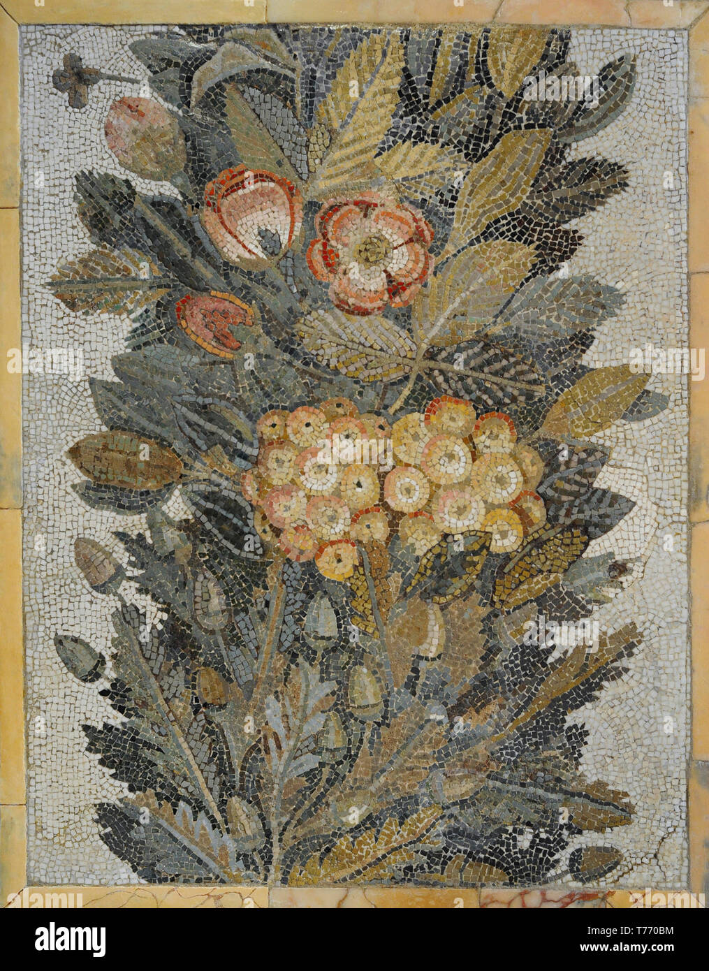 Römische floral Mosaik. 1. Kalkstein und Glaskörper einfügen. Aus Italien. Nationalen Archäologischen Museum. Madrid. Spanien. Stockfoto