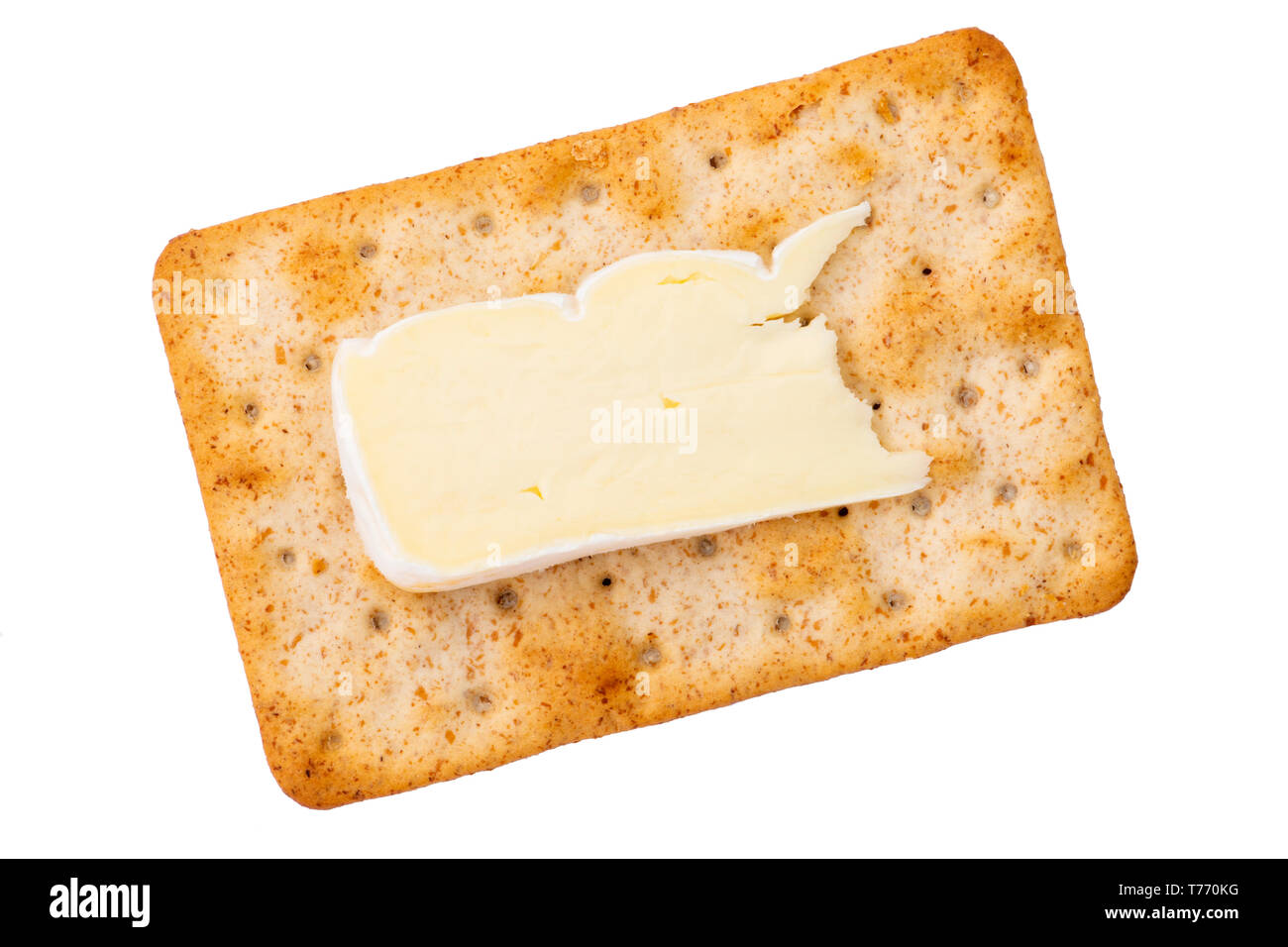 Käse, Cracker mit einer Scheibe Brie von oben gesehen. Sauerteig Kekse für einen schnellen Snack, UK. Ausschneiden oder auf weißem Hintergrund Stockfoto