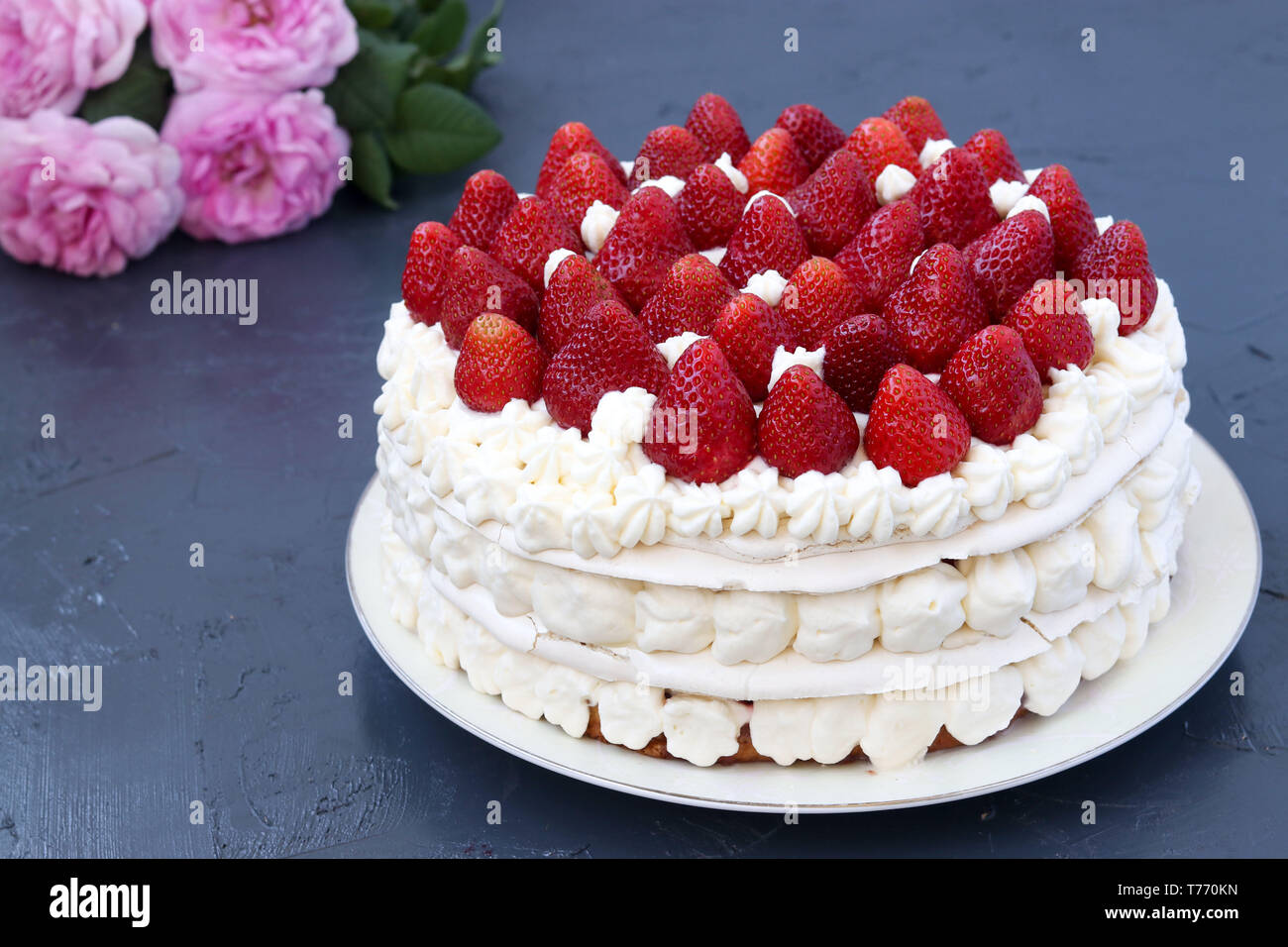 Torte Pavlova Mit Erdbeeren Und Schlagsahne Auf Einem Dunklen Hintergrund Entfernt Stockfotografie Alamy
