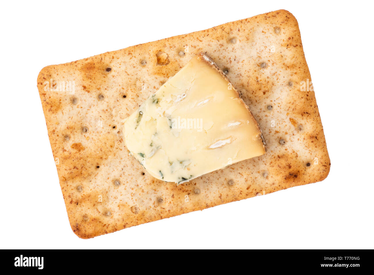 Käse, Cracker mit Blue Stilton Käse. Sauerteig Kekse für einen schnellen Snack, UK. Ausschneiden oder auf einem weißen Hintergrund. Stockfoto