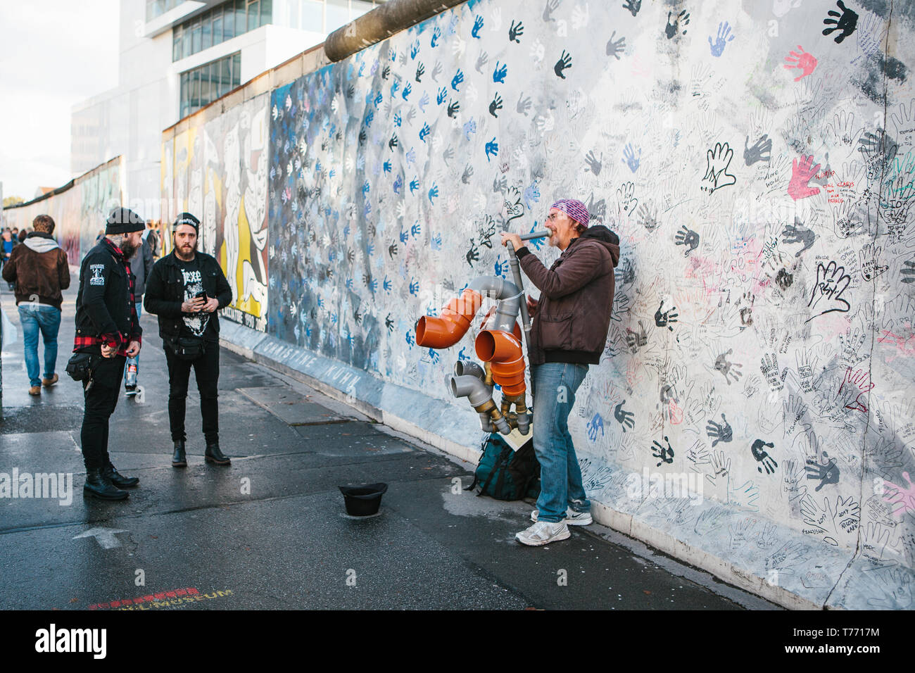 Berlin, 1. Oktober 2017: Authentische Foto von einem Straßenmusiker spielen eine improvisierte Trompete. Stockfoto
