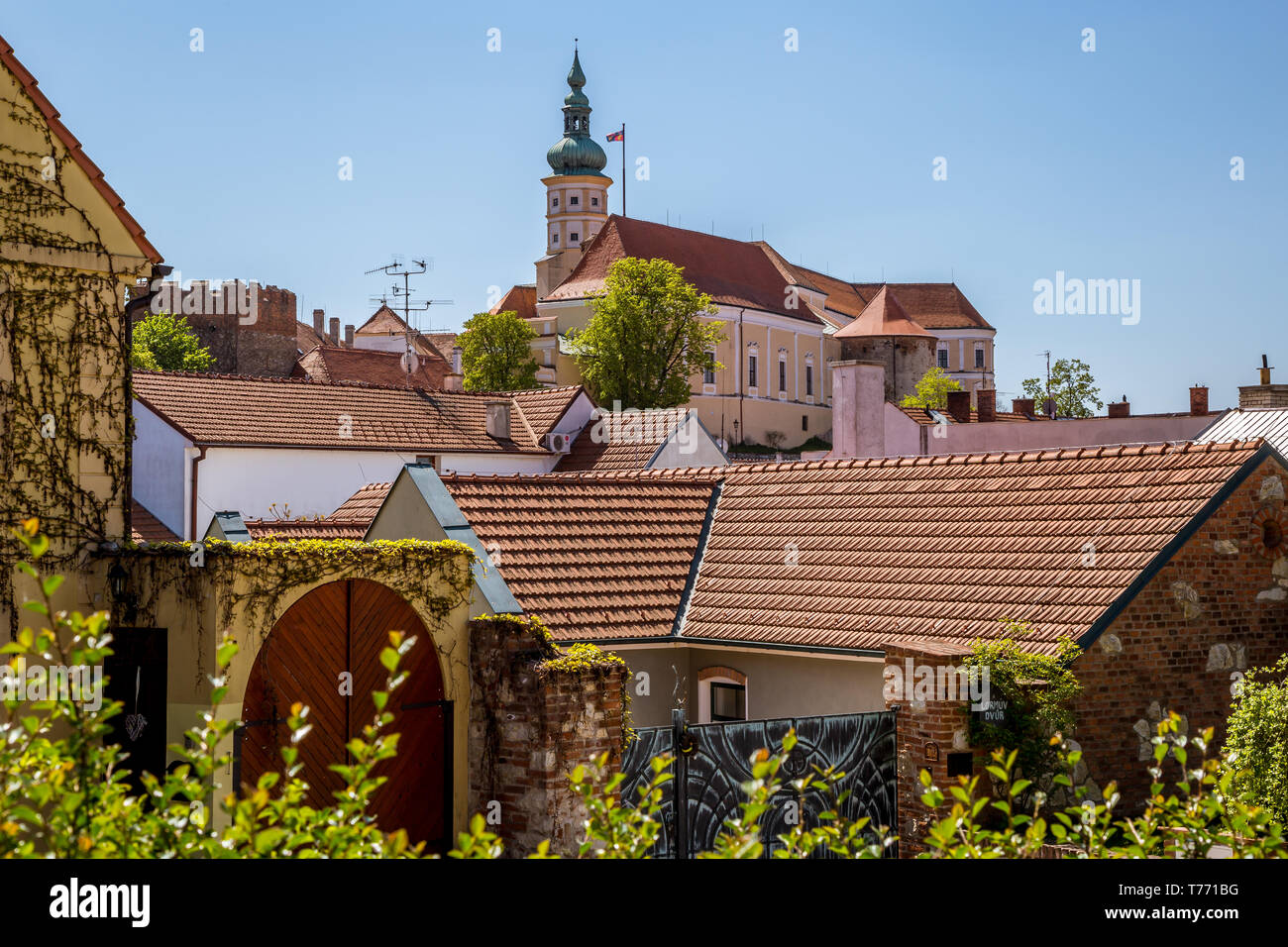 Malerische Stadt Mikulov im Frühjahr sonniger Tag mit blühenden Sträuchern und Bäumen. Mikulov, ausgebreitet auf den Hügeln der Pollauer und umgeben von vineyar Stockfoto