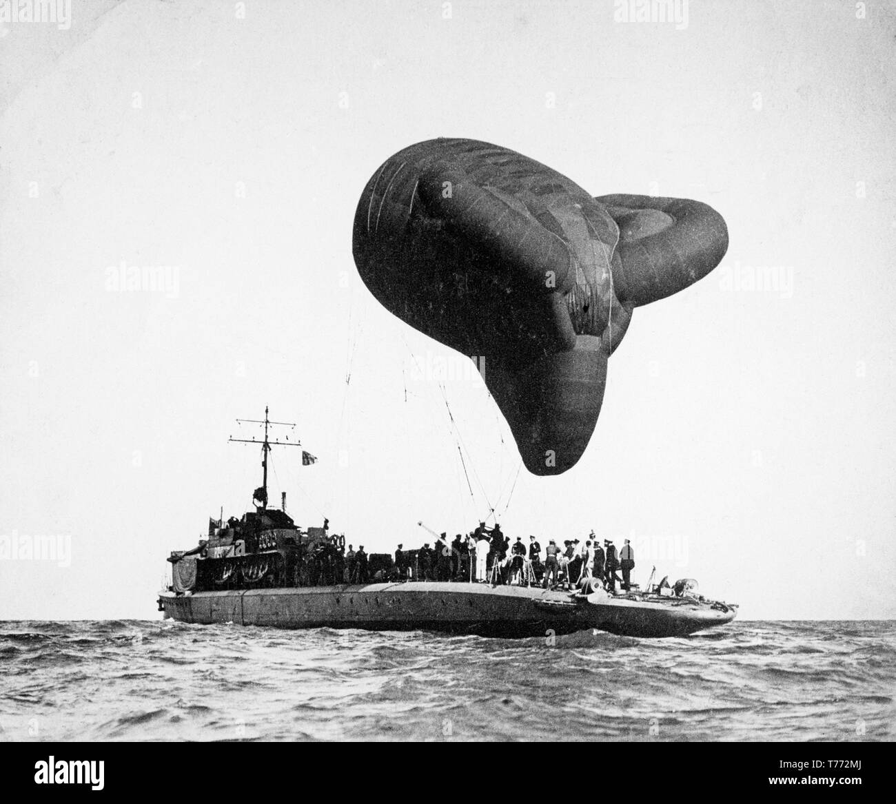 Ein erster Weltkrieg schwarz-weiß Foto zeigt einen Schwall kite Ballon über ein britisches Schiff geflogen werden. Diese Ballons wurden oft über Schiffe im Konvoi geflogen, Angriff von tief fliegenden feindliche Flugzeuge zu vermeiden. Stockfoto