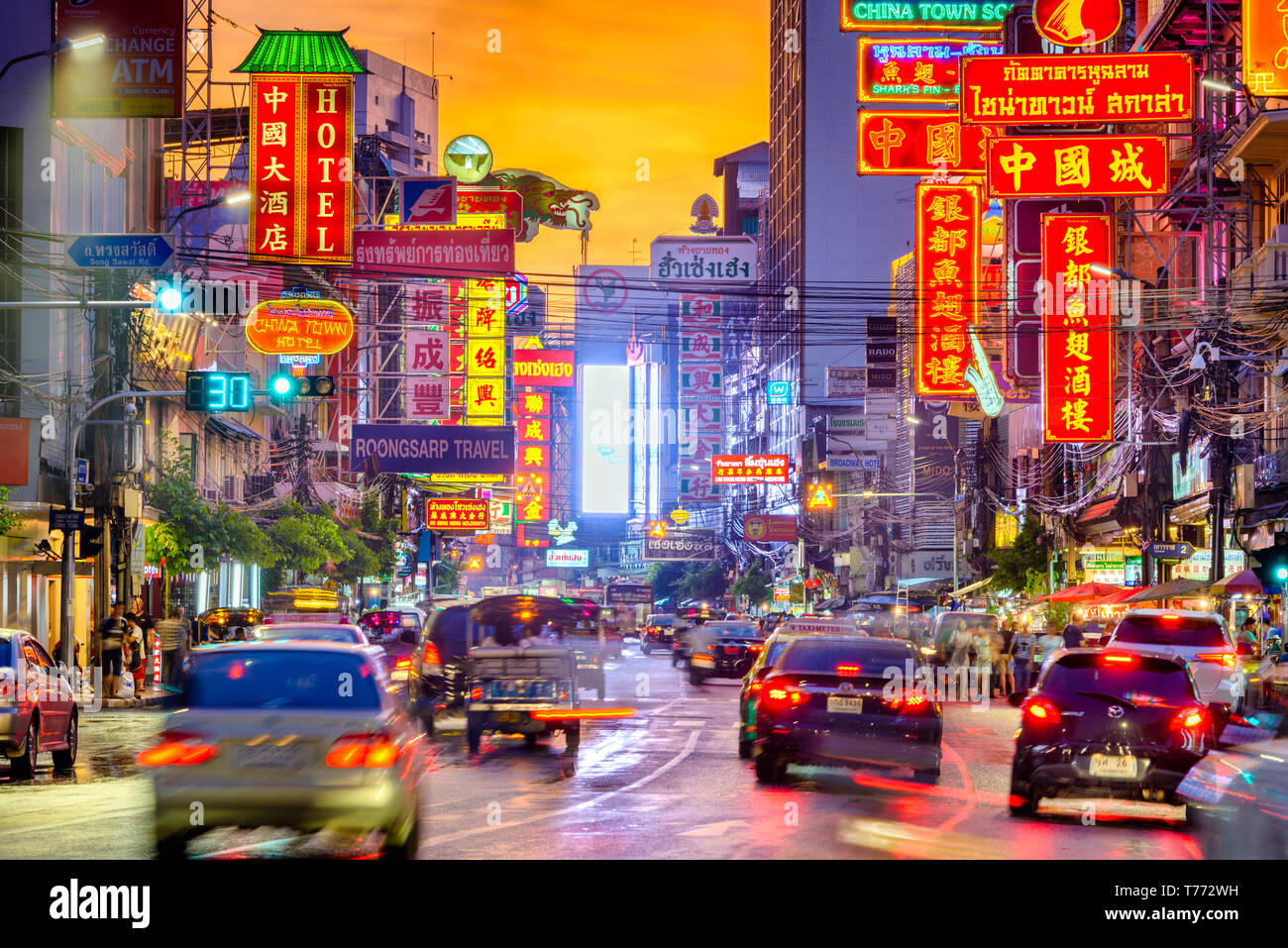BANGKOK, THAILAND - 27. SEPTEMBER 2015: Verkehr auf Yaowarat Road unter lit Zeichen in der Chinatown in der Abenddämmerung. Stockfoto
