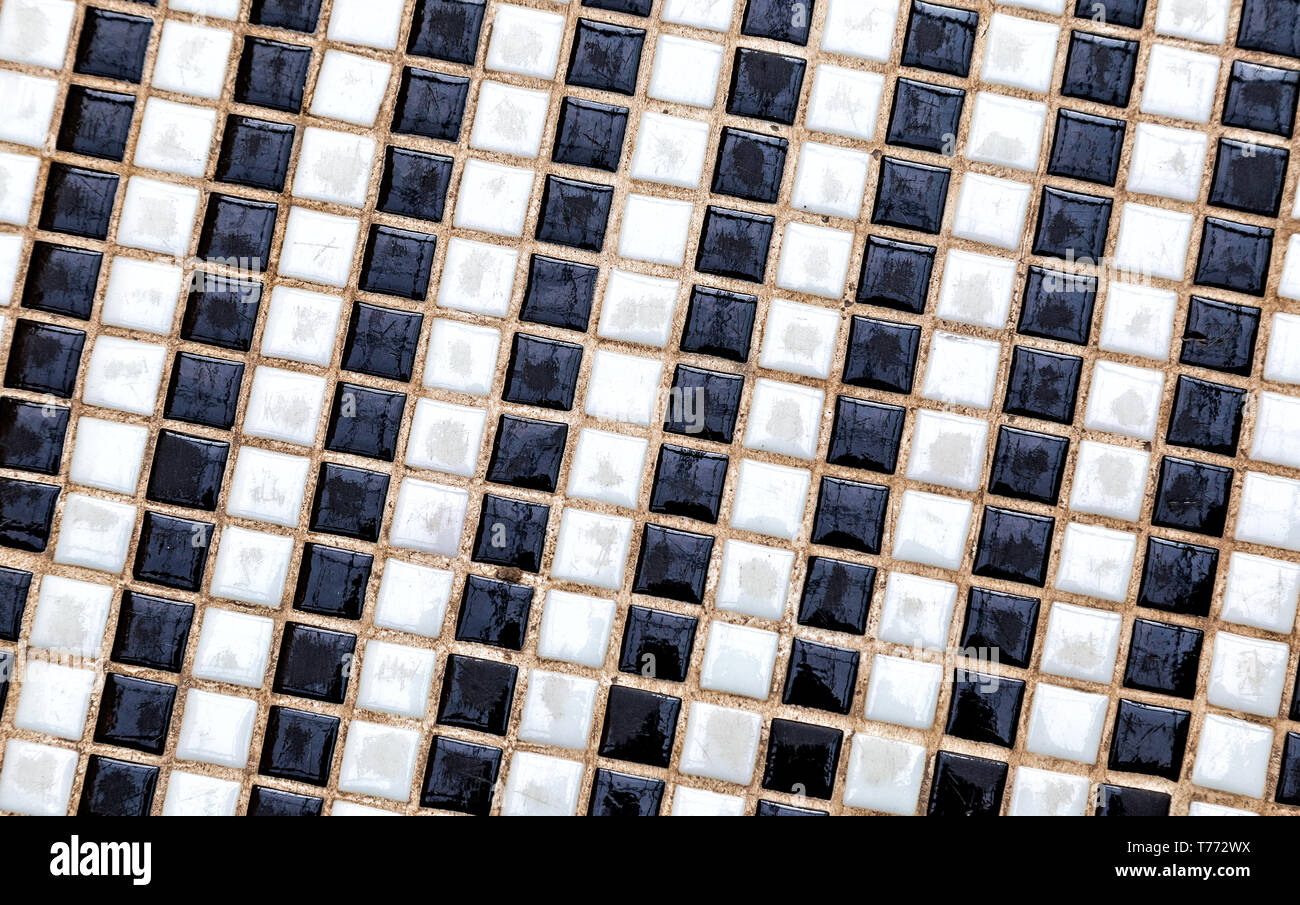 Schwarze und weiße Keramik bunten Fliesen Mosaik Zusammensetzung Muster Hintergrund. Abstrakte buntes Mosaik Textur Stockfoto