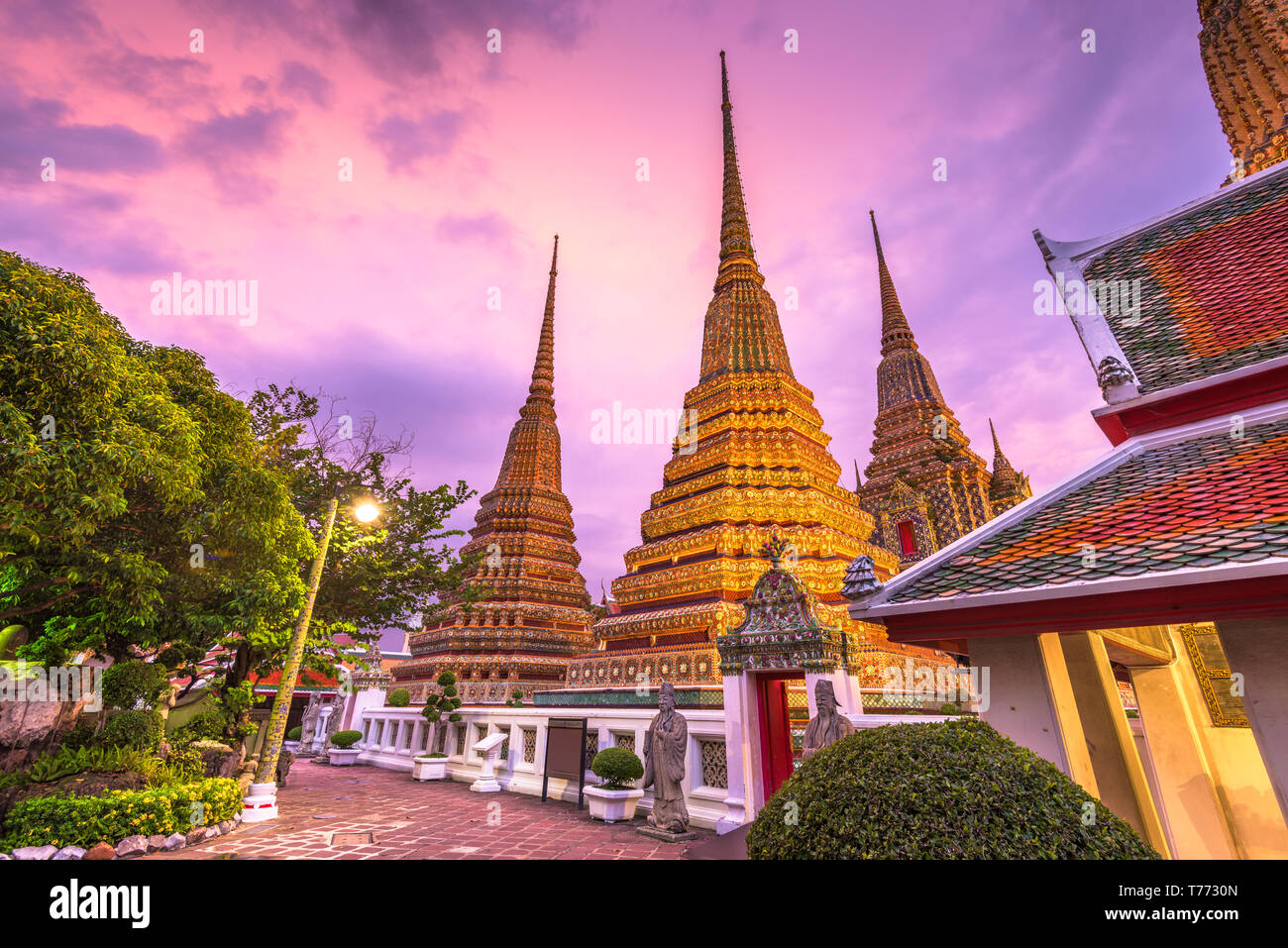 Wat Pho Tempel in Bangkok, Thailand am Abend. Stockfoto