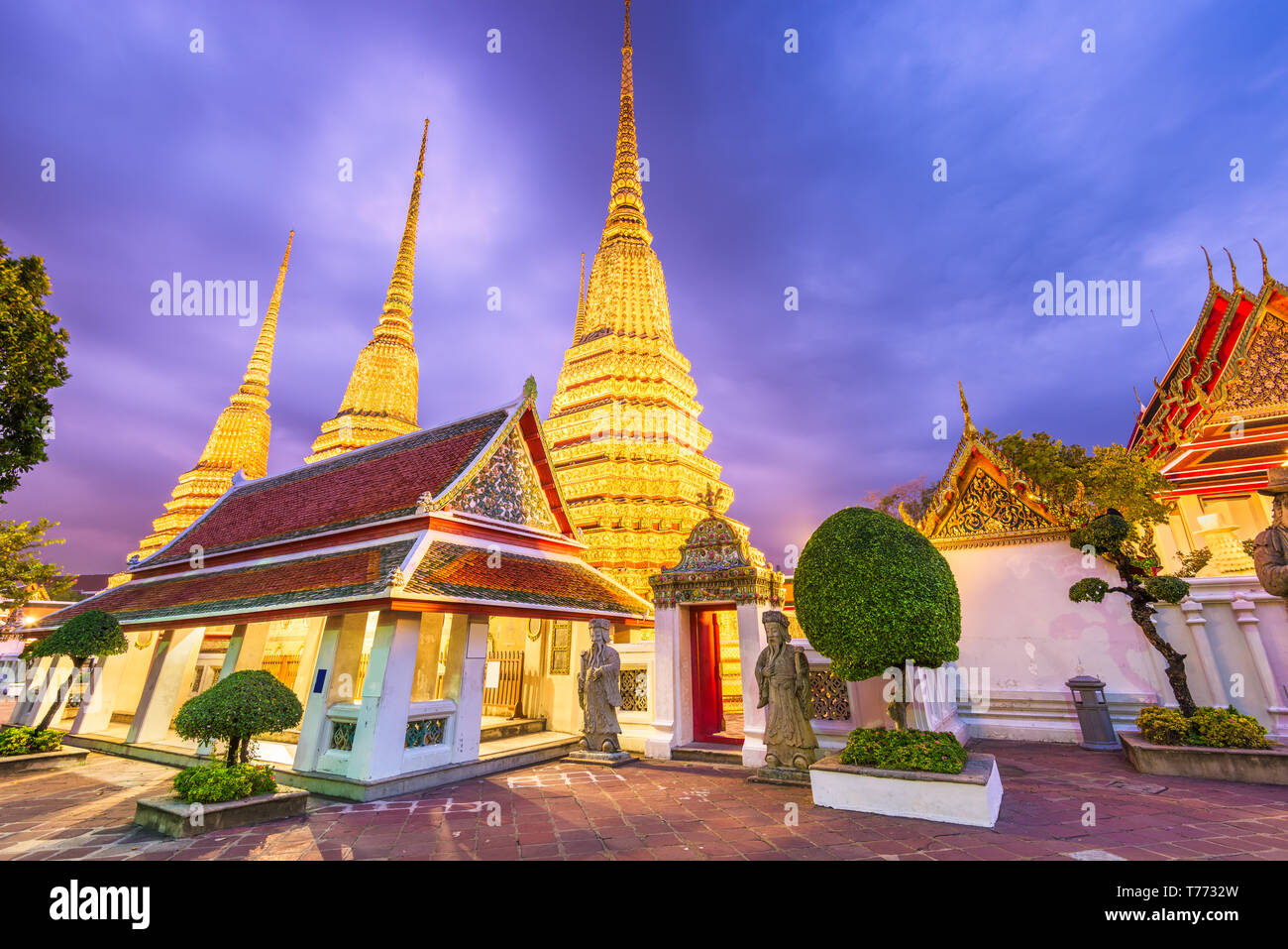 Wat Pho Tempel in Bangkok, Thailand am Abend. Stockfoto