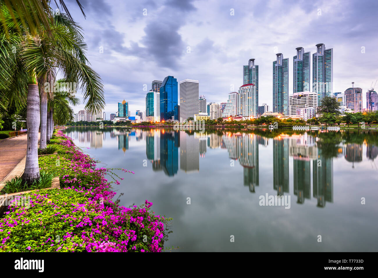 Bangkok, Thailand an Benjakiti Park in der Abenddämmerung. Stockfoto