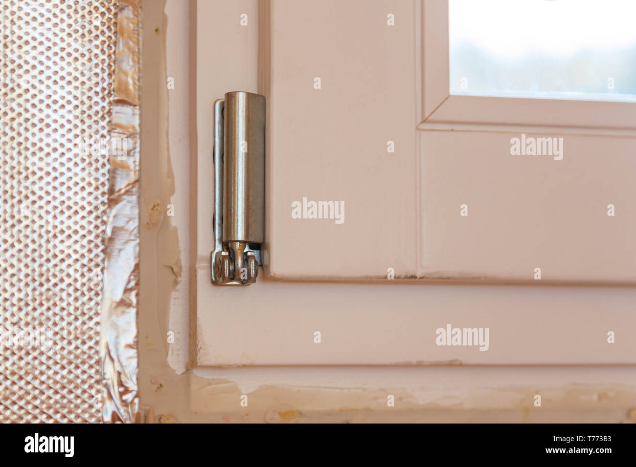 alte weiße Fenster Scharnier Stockfotografie - Alamy
