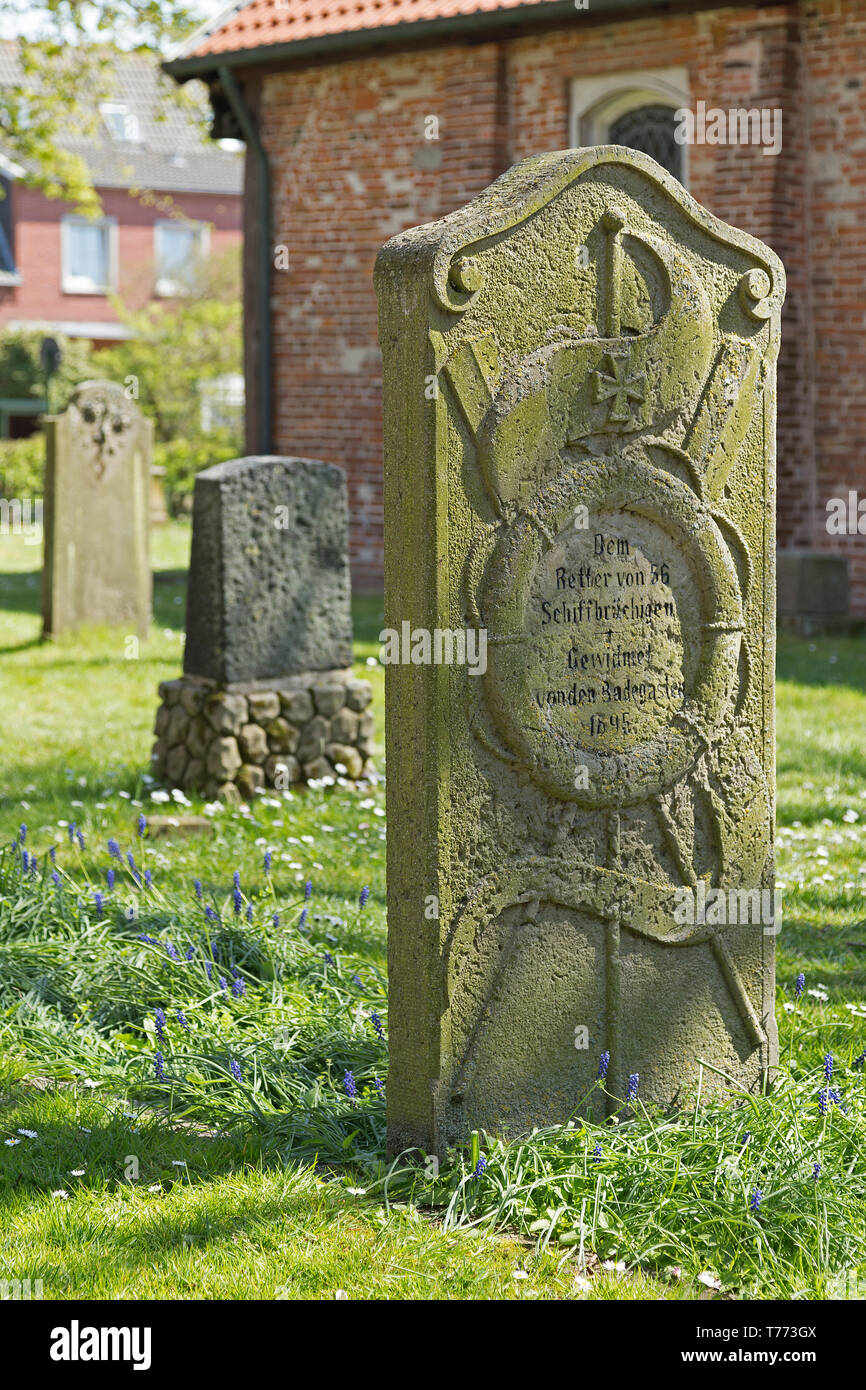 Alte Grabstein auf dem Friedhof der alten Kirche, Spiekeroog Insel, Ostfriesland, Niedersachsen, Deutschland Stockfoto