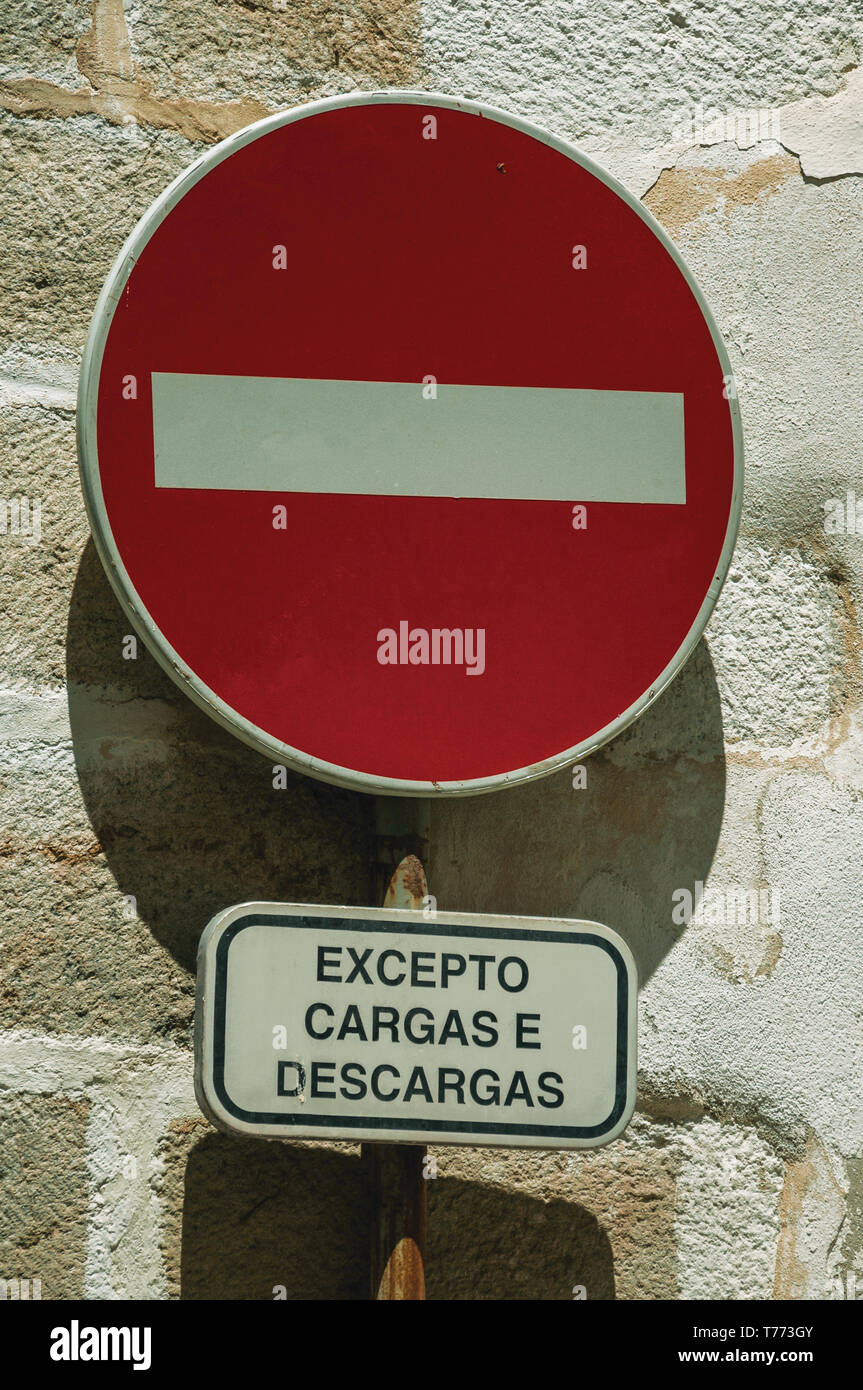 Keinen Eintrag Schild mit einer kleinen Platte, wo in Portugiesisch geschrieben" außer Be- und Entladen" in Elvas, an der östlichsten Grenze von Portugal. Stockfoto