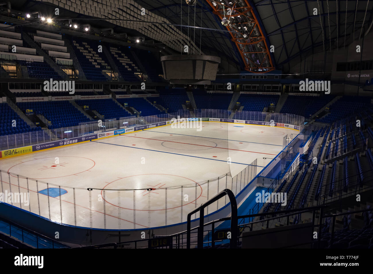 KOSICE, SLOWAKEI - 29 April 2019: indoor Ansicht von Stahl Arena - Eishockey Stadion, in dem Internationalen IIHF Eishockey WM 2019. Stockfoto