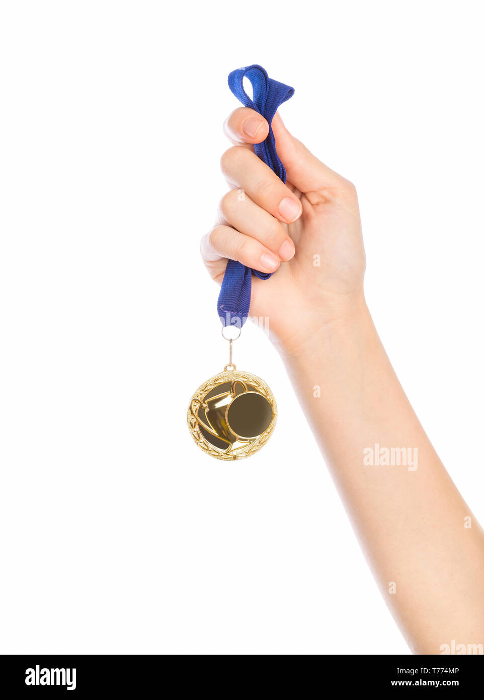 Mädchen Hand angehoben Holding Goldmedaille gegen weißen Hintergrund Award und Sieg Konzept Stockfoto