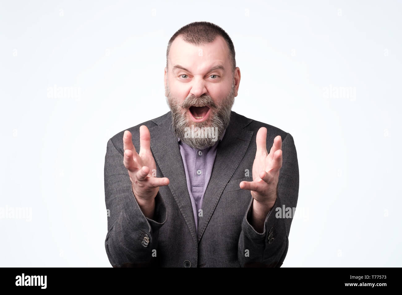Reife bärtige Chef unzufrieden Forderungen Erklärung, warum er verliert Stockfoto