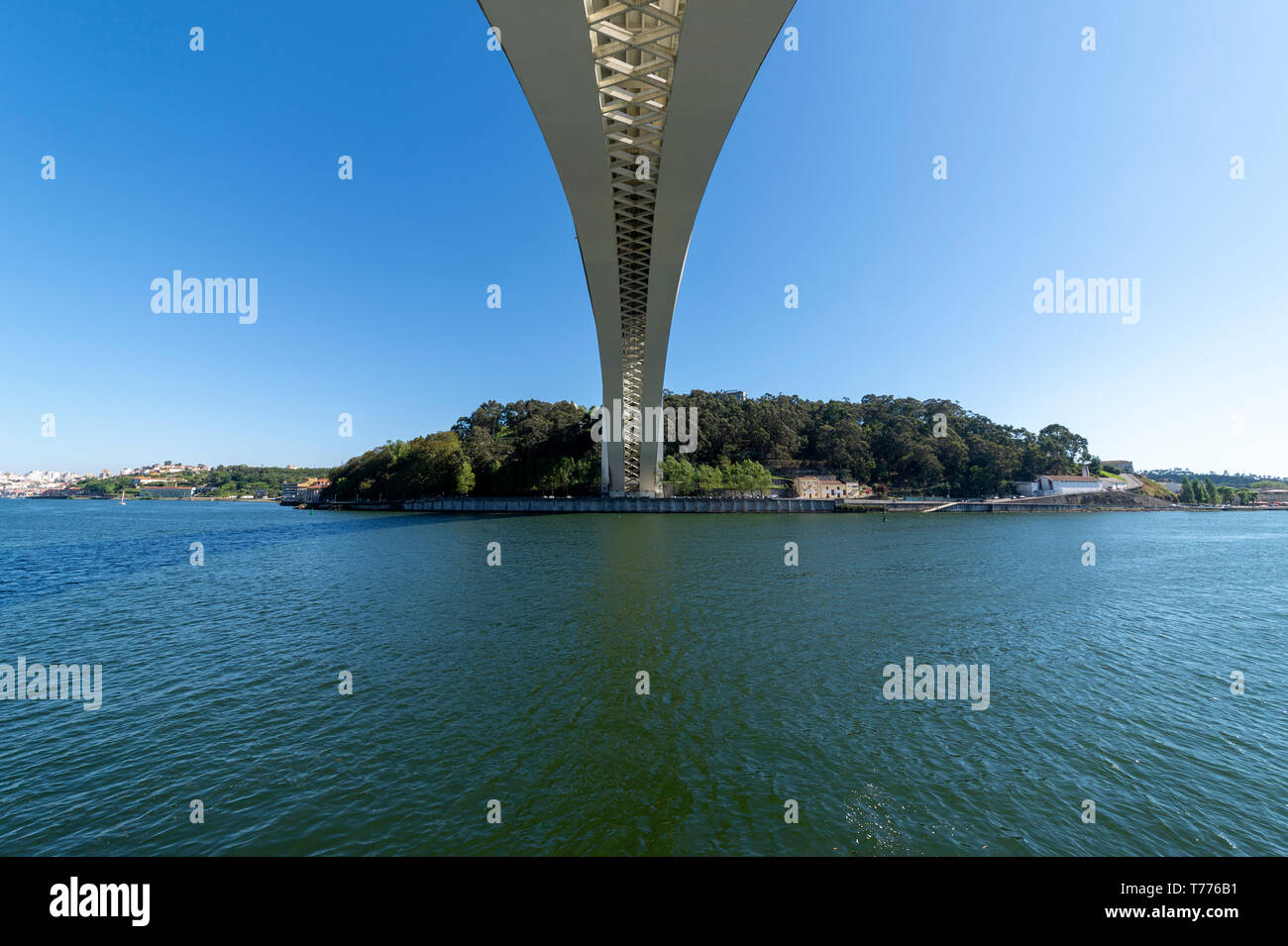 Unter dem modernen konkrete Ponte da arrabida Brücke in Porto, Portugal, überspannt den Rio Douro. Stockfoto