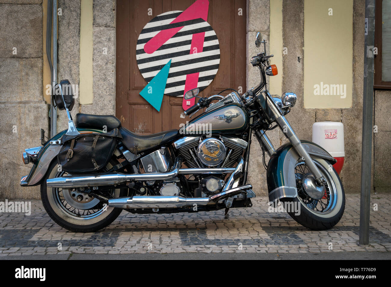 Harley Davidson Softail Classic Motorrad, auf einer gepflasterten Straße in Porto, Portugal geparkt. Stockfoto