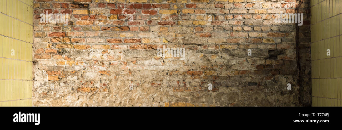 Eine alte Mauer von gelben Fliesen umrahmt ohne Menschen Stockfoto