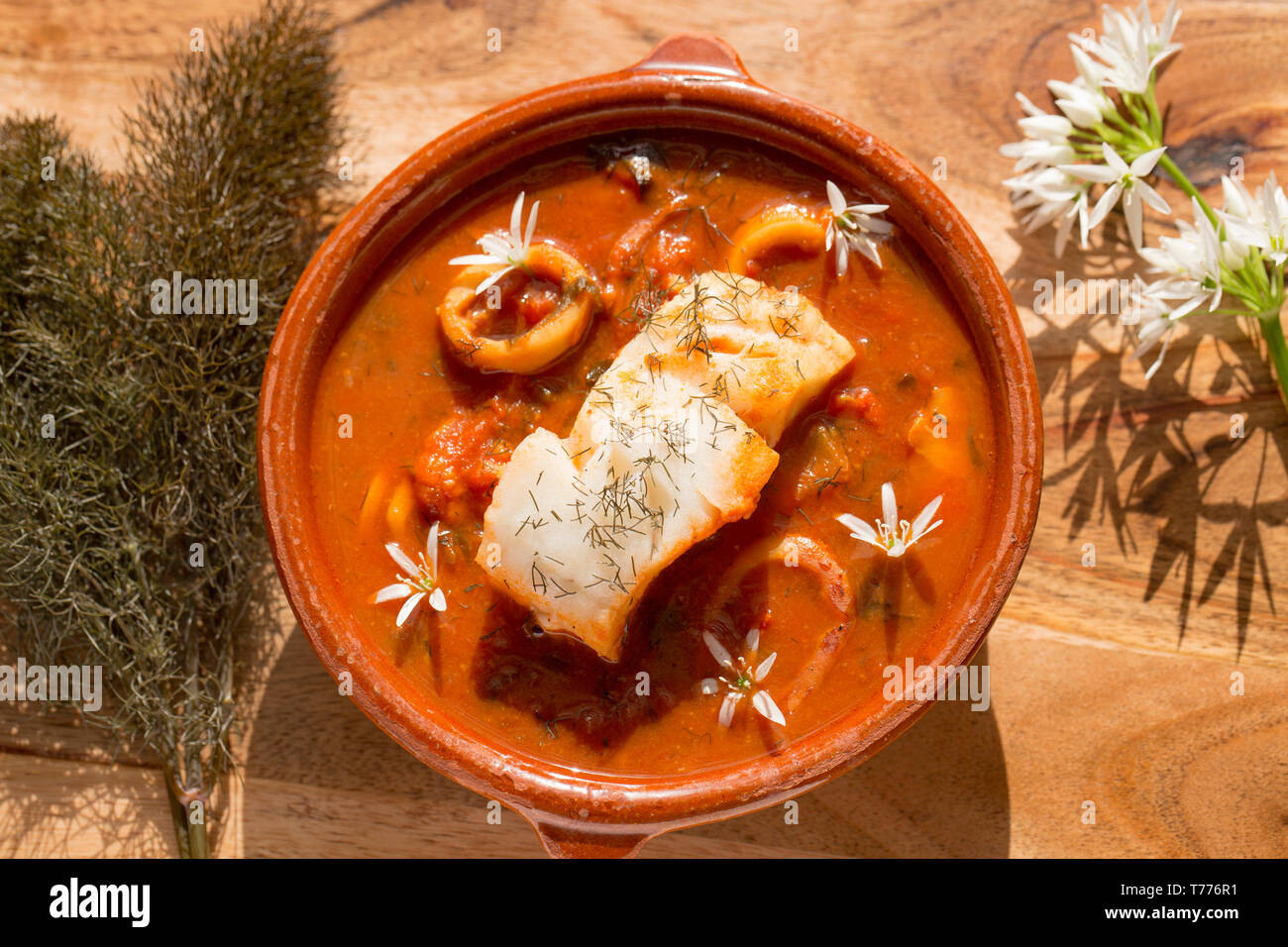 Eine Schüssel Fischeintopf mit Pollack Pollachius pollachius, und squid, Loligo vulgaris. Beide gefangen auf der Stange und Line in den Ärmelkanal. Sie hav Stockfoto