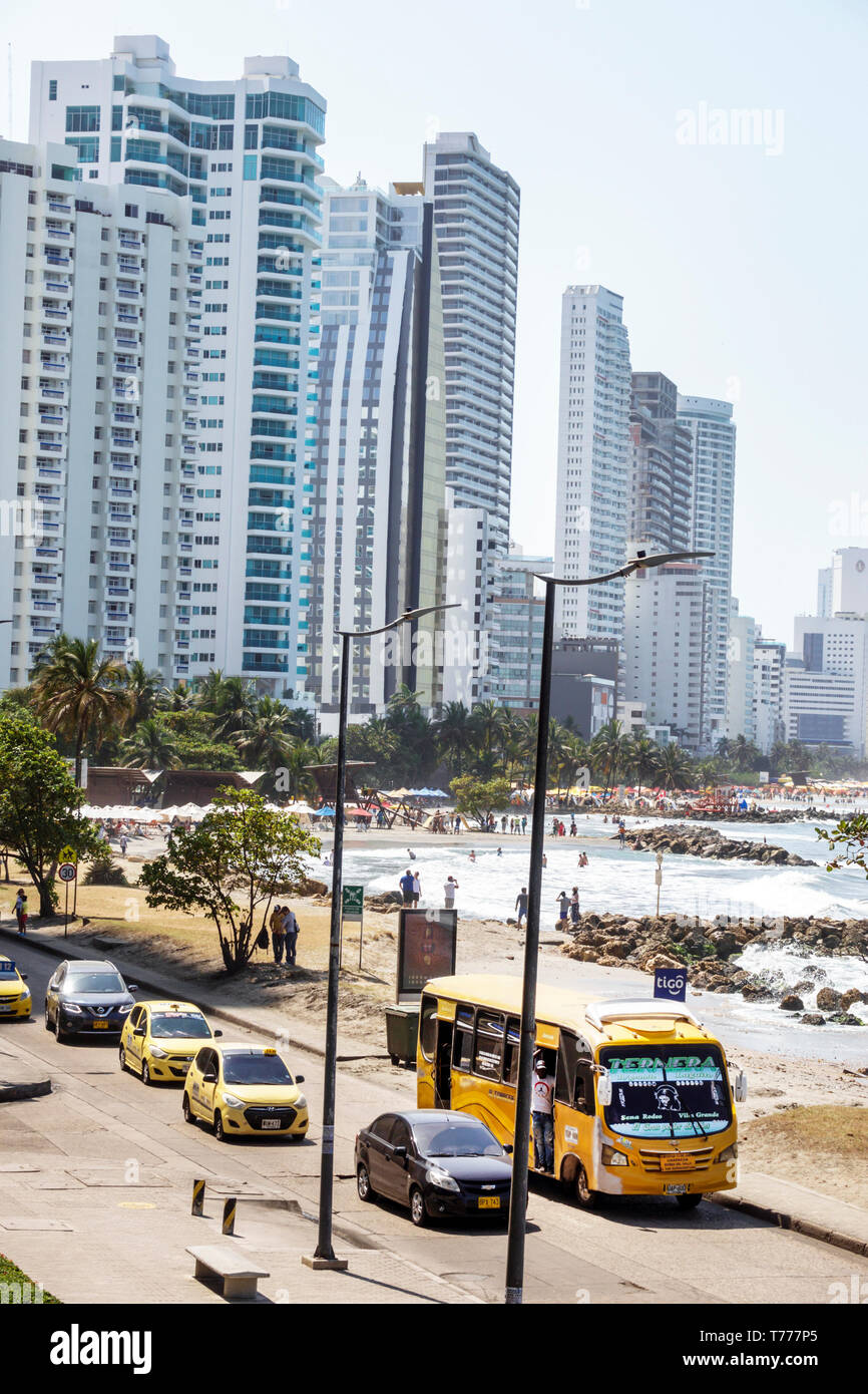 Cartagena Kolumbien, Bocagrande, öffentlicher Strand am Karibischen Meer, Einwohner von Hispanic, Surfen, Hochhaus-Wolkenkratzer, Gebäude Condomin Stockfoto