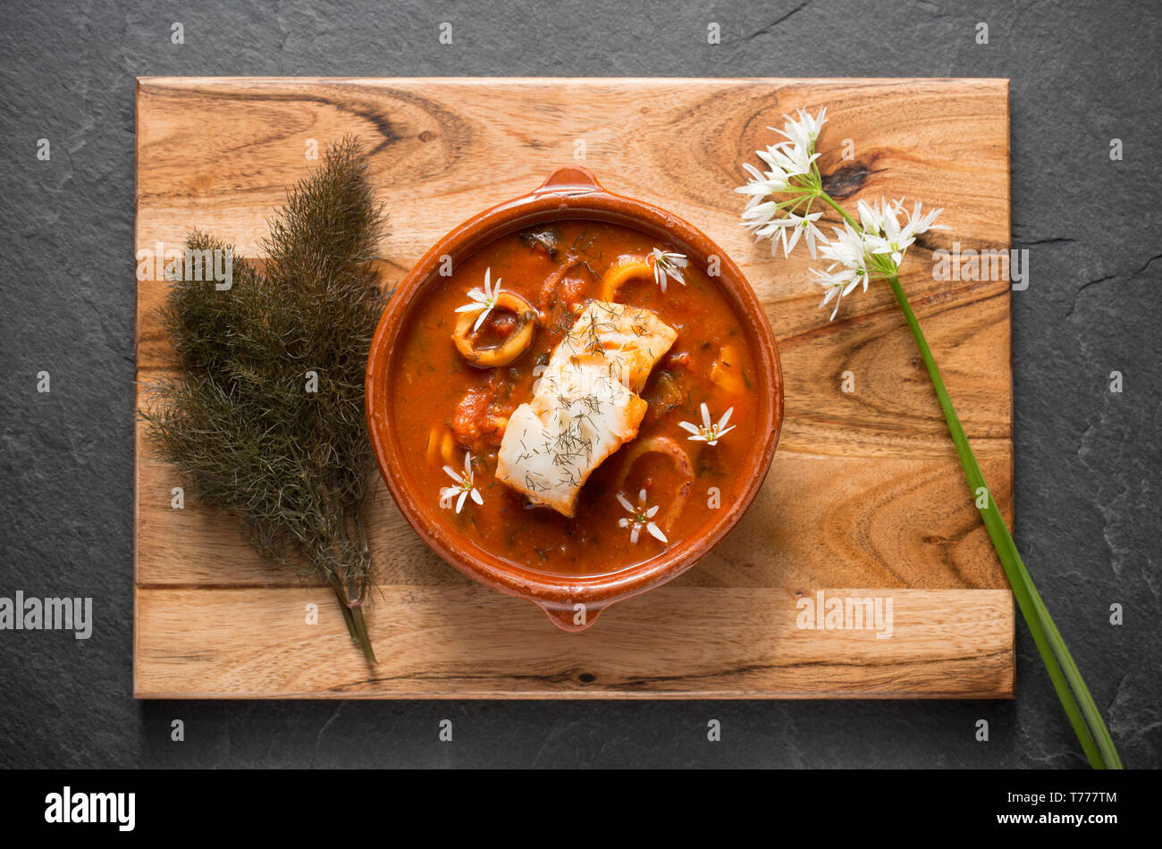 Eine Schüssel Fischeintopf mit Pollack Pollachius pollachius, und squid, Loligo vulgaris. Beide gefangen auf der Stange und Line in den Ärmelkanal. Sie hav Stockfoto