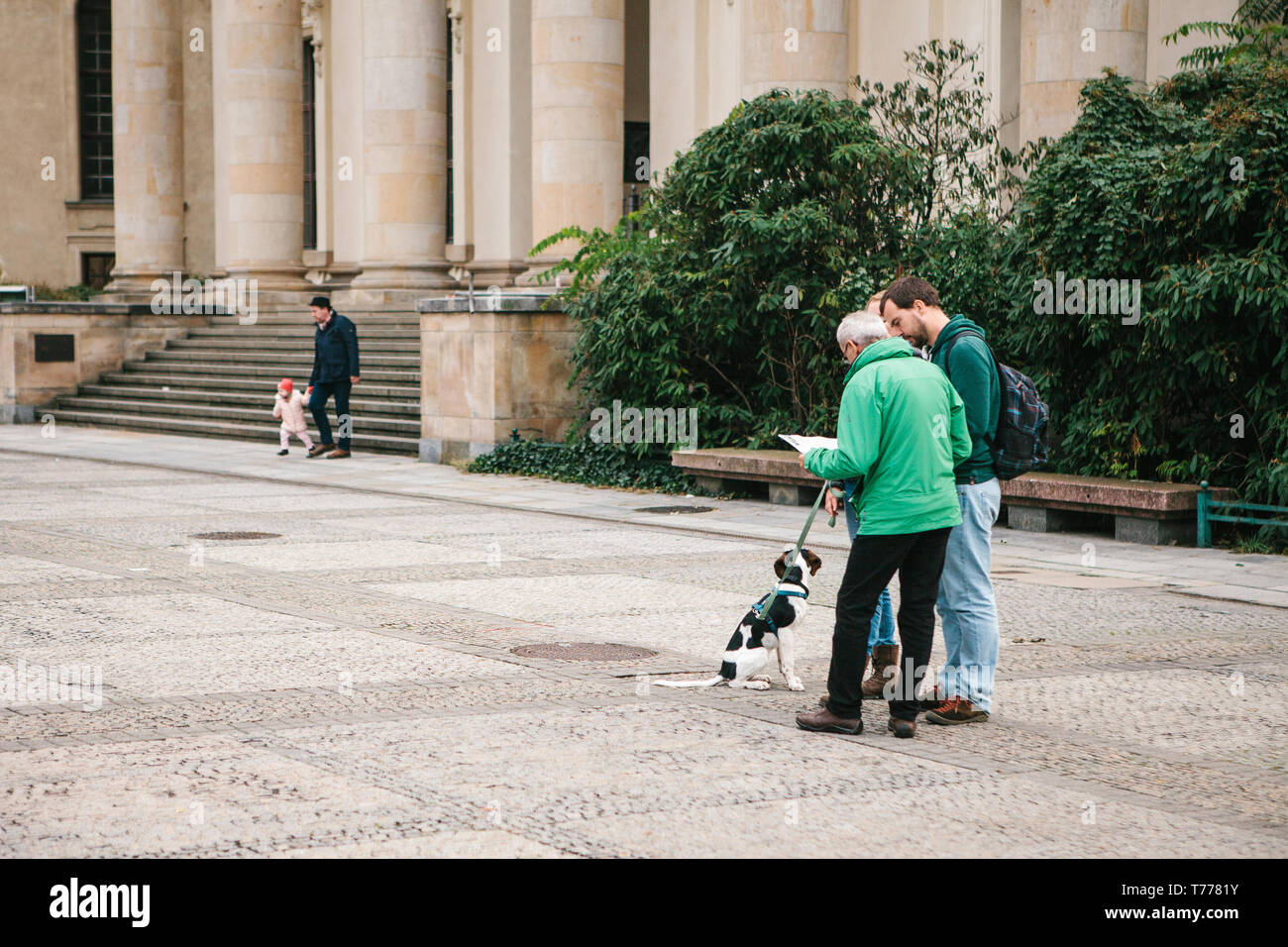 Berlin, 1. Oktober 2017: eine Gruppe von Menschen oder Touristen, die auf der Suche Karte. Sie sind verloren oder auf der Suche nach Sehenswürdigkeiten. Stockfoto