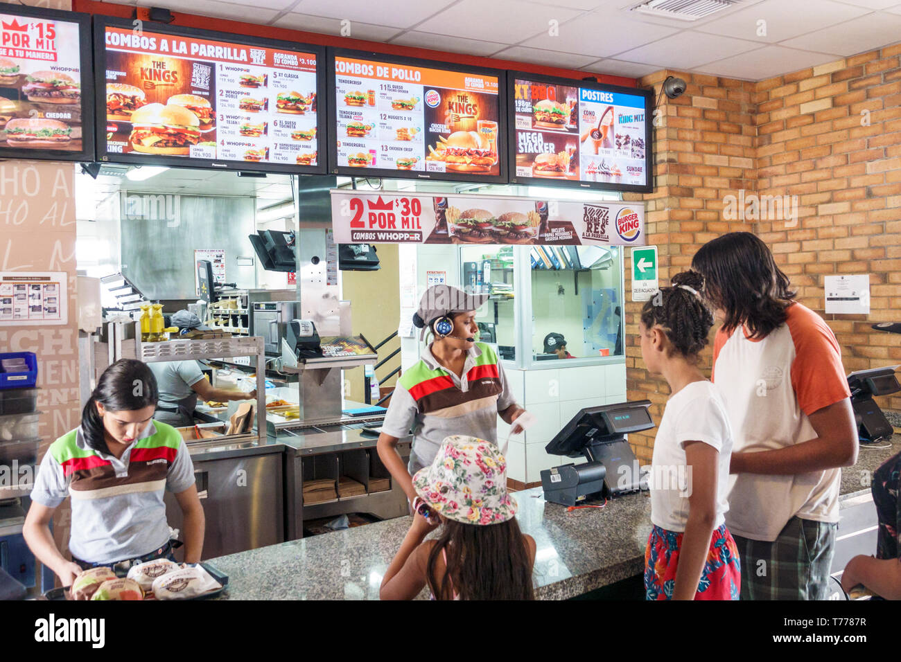 Cartagena Kolumbien, Bocagrande, Burger King, Fast Food, Hamburger, Restaurant Restaurants Essen Essen Essen Café Cafés, innen, Schalter, Kunden, Kassierer Stockfoto