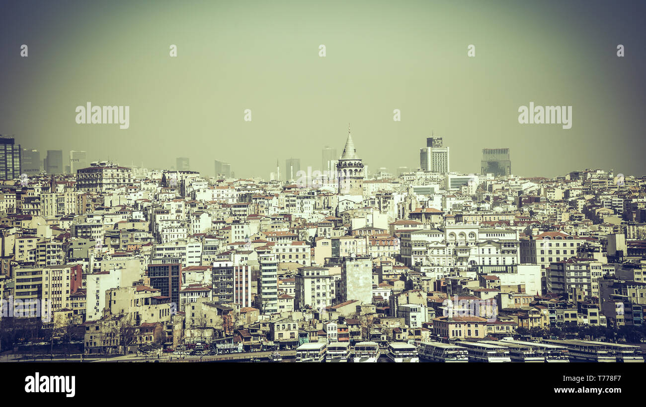 Stadtbild von Istanbul mit Panoramablick von Galata Turm auf die Altstadt. Stockfoto