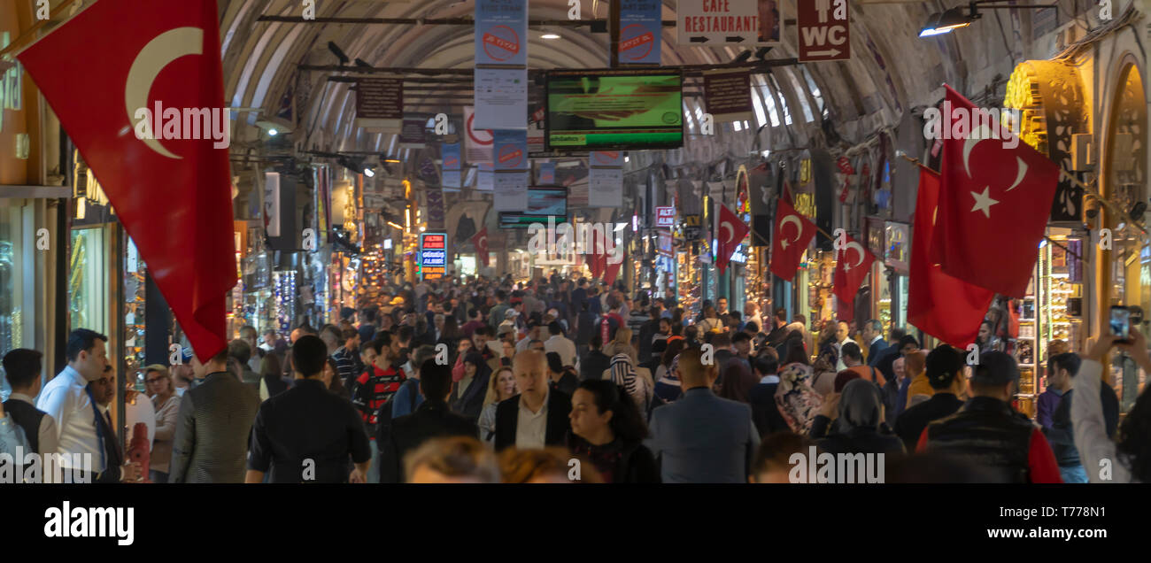 Menschen zu Fuß. Shopping innerhalb der Ägyptische Basar oder Spice Bazaar (Türkisch: MISIR CARSISI) in Eminönü Istanbul, Istanbul, Türkei. Berühmte Touristenattraktion Stockfoto
