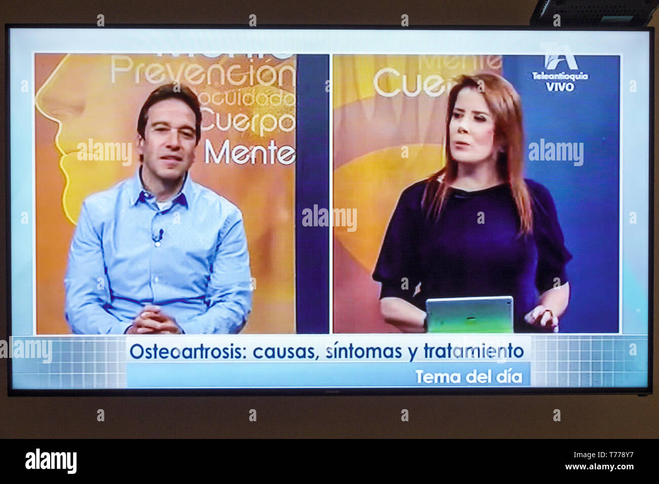 Cartagena Kolumbien, TV-Bildschirm Flachbildschirm, medizinisches Programm, spanische Sprache, Arthrose, Telemarketing, lateinamerikanische lateinamerikanische lateinamerikanische lateinamerikanische ethnische Herkunft Stockfoto