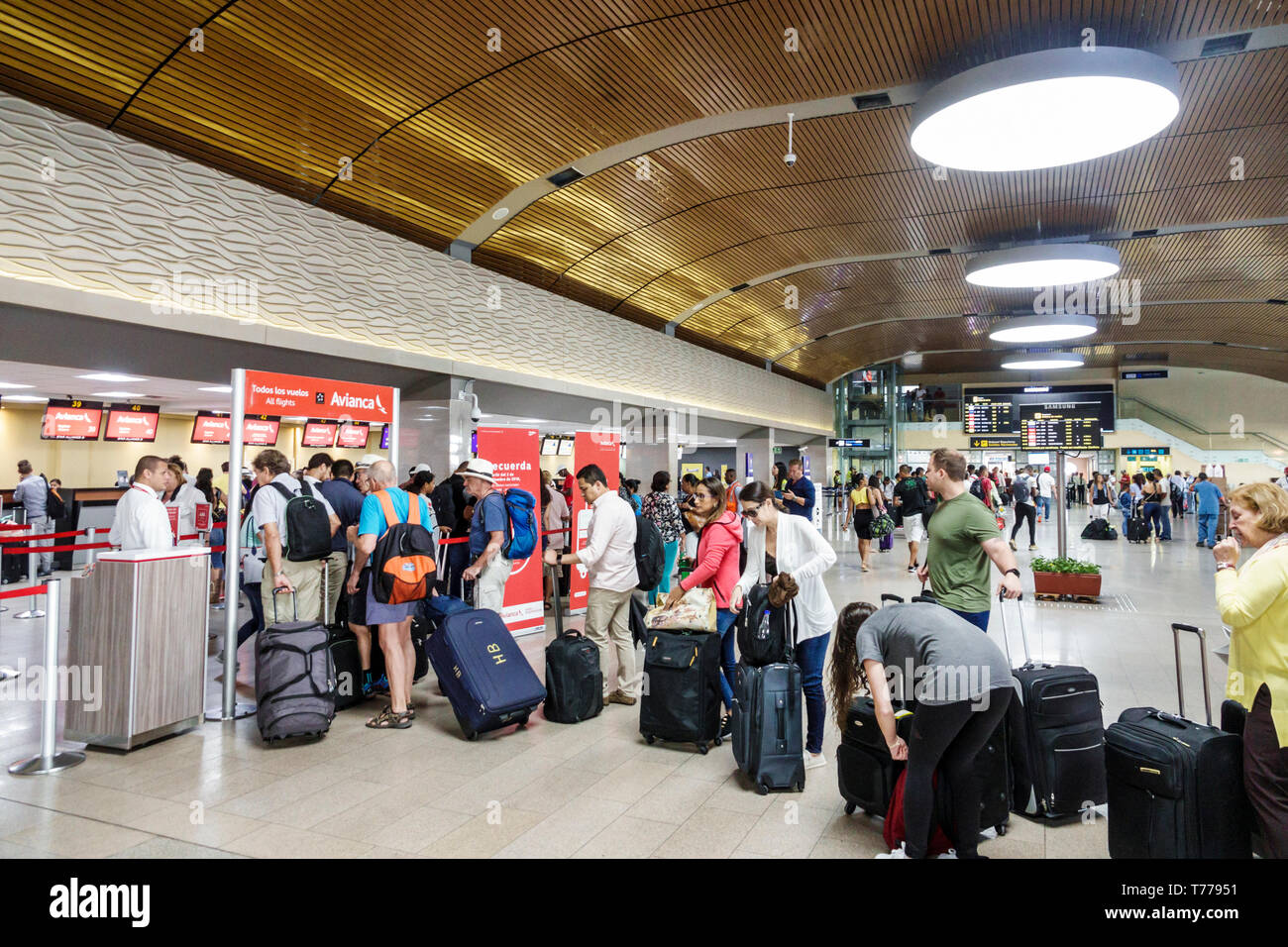 Cartagena Kolumbien, Aeropuerto Internacional Rafael Nunez International Airport CTG, Terminal, Einwohner Hispanos, Mann, Mann, Frau, Frau, Frau Stockfoto