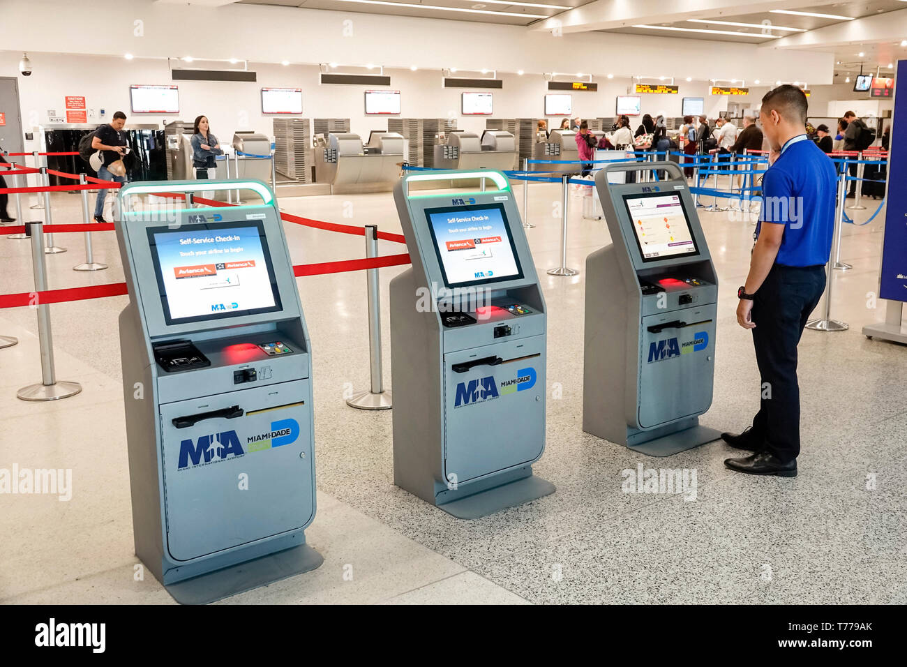 Miami Florida, MIA-Terminal des internationalen Flughafens, Hispanic-Mann, mit Check-in-Automaten von Avianca Airlines Stockfoto