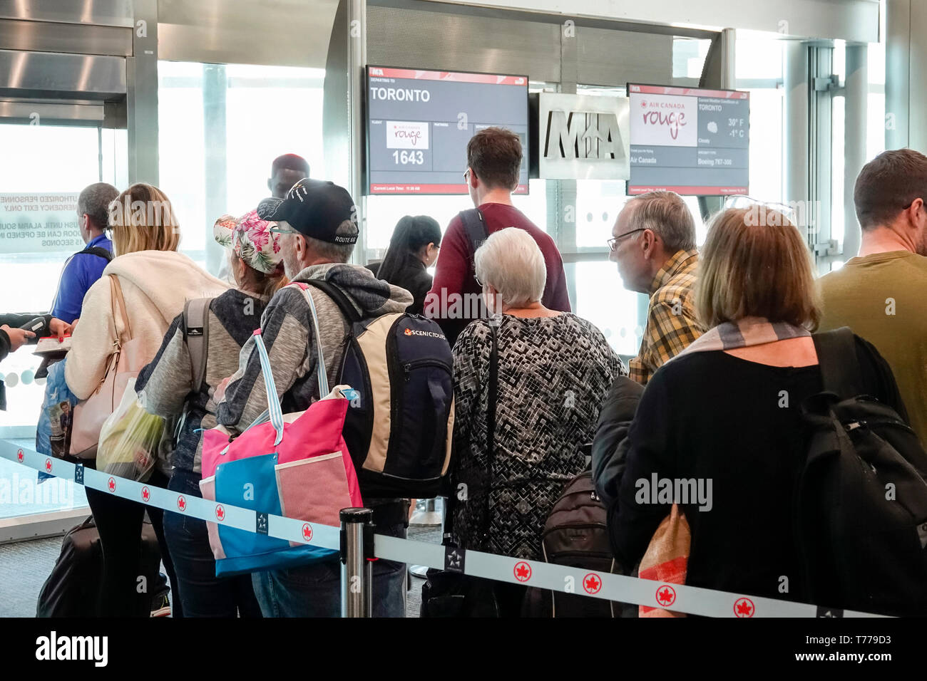 Miami Florida, Internationaler Flughafen MIA, Terminal, Abflugbereich, Air  Canada, Abflug, Warteschlange an der Bordlinie, Erwachsene Erwachsene,  Männer, Frauen, Frauen, Frauen Stockfotografie - Alamy