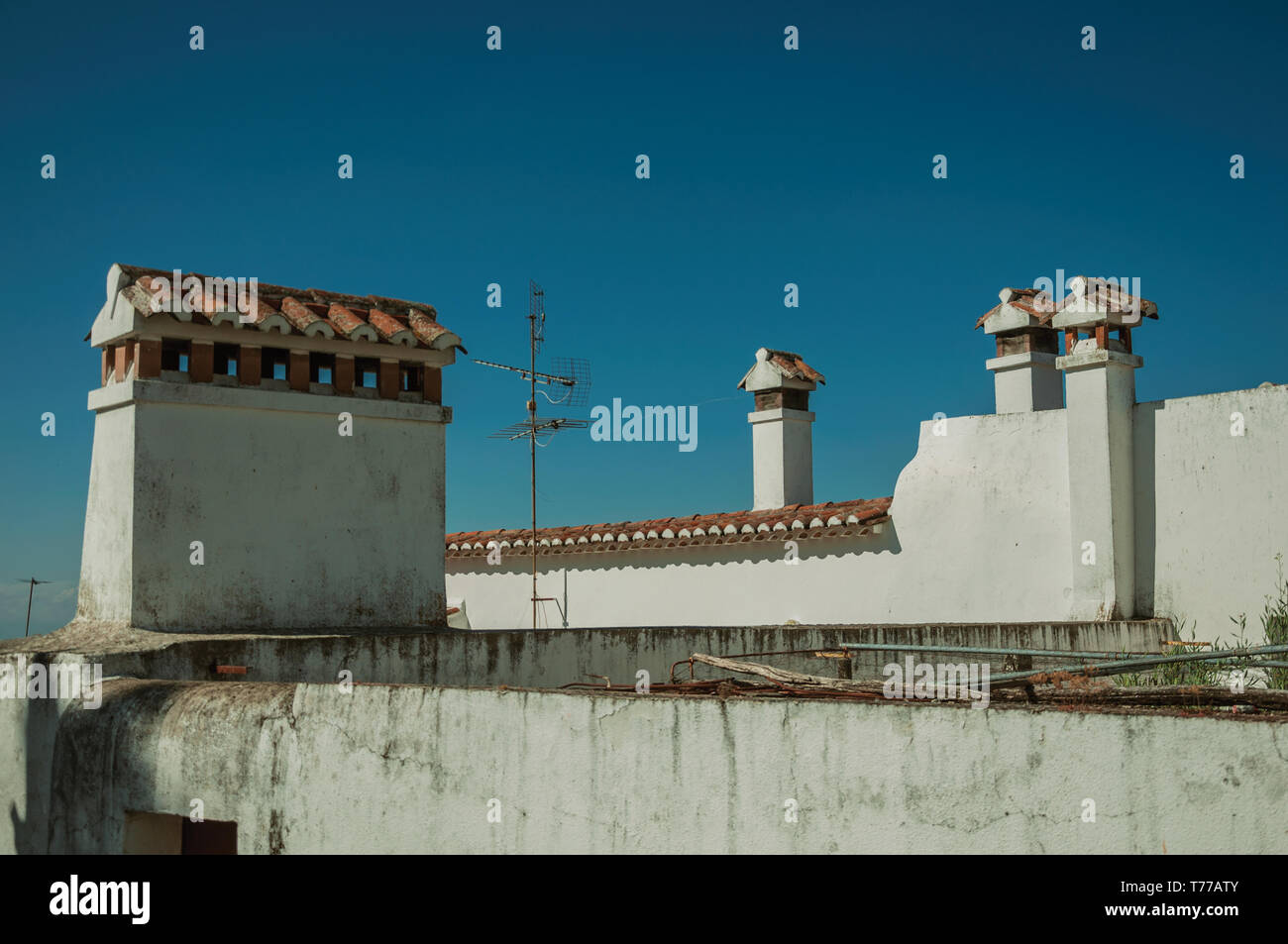 Dächer mit Fernsehen Antenne und Schornsteine über die Häuser mit verschlissenen Gips in Ohrid. Eine mittelalterliche Weiler thront auf einem Felsen in Portugal. Stockfoto