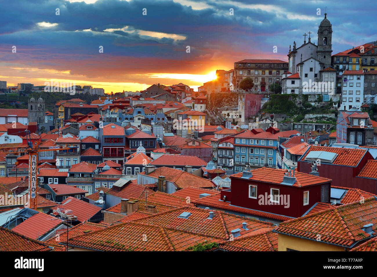 Sonnenuntergang über den Dächern der Stadt von Porto, Portugal  Stockfotografie - Alamy